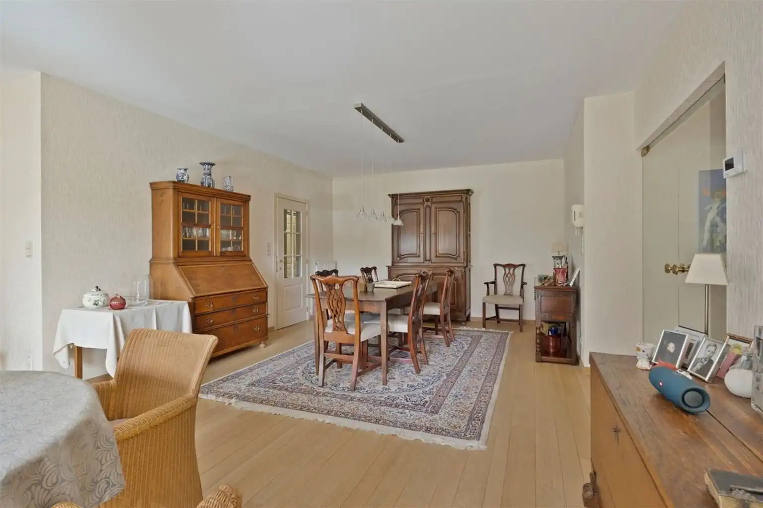 Uitzonderlijk ruim, gelijkvloers 2-slaapkamer appartement met terras en tuintje, zonnepanelen en inpandige garagebox gelegen vlakbij het centrum van Maaseik. foto 2