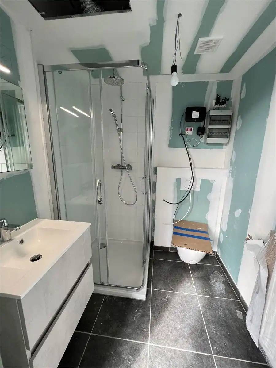 Zeer ruime nieuwbouw studio met slaaphoek, terras en ruime ondergrondse autostaanplaats te huur in het centrum van Leuven foto 9