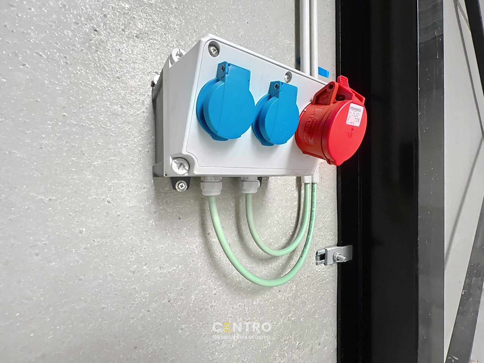 Instapklaar geïsoleerd nieuwbouw MAGAZIJN (± 960m²), vrije hoogte 7m, met 4 sectionale poorten. Op ambachtelijke zone te Oostrozebeke. foto 16