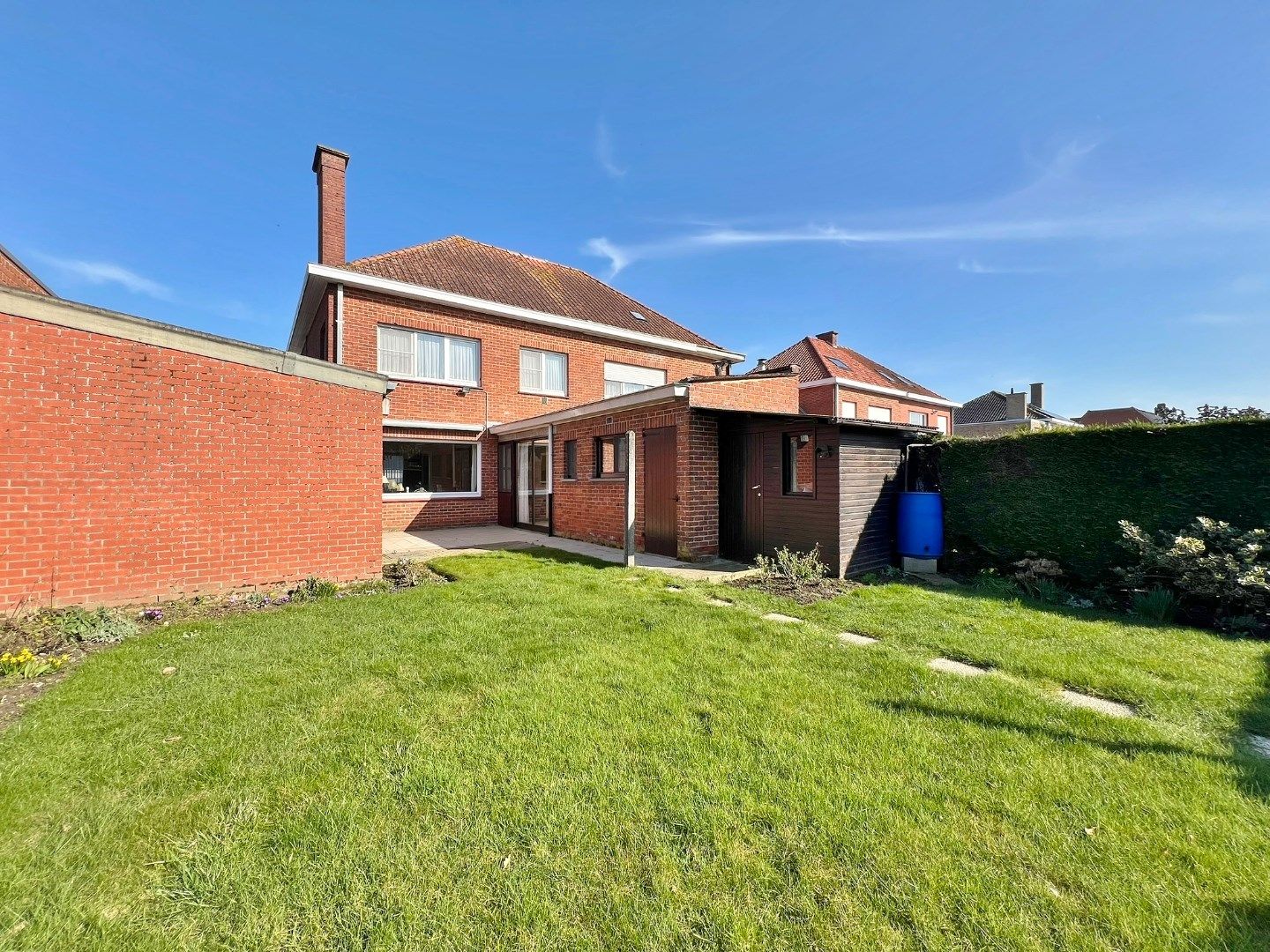 Halfopen woning met zonnige tuin en garage.  foto 21
