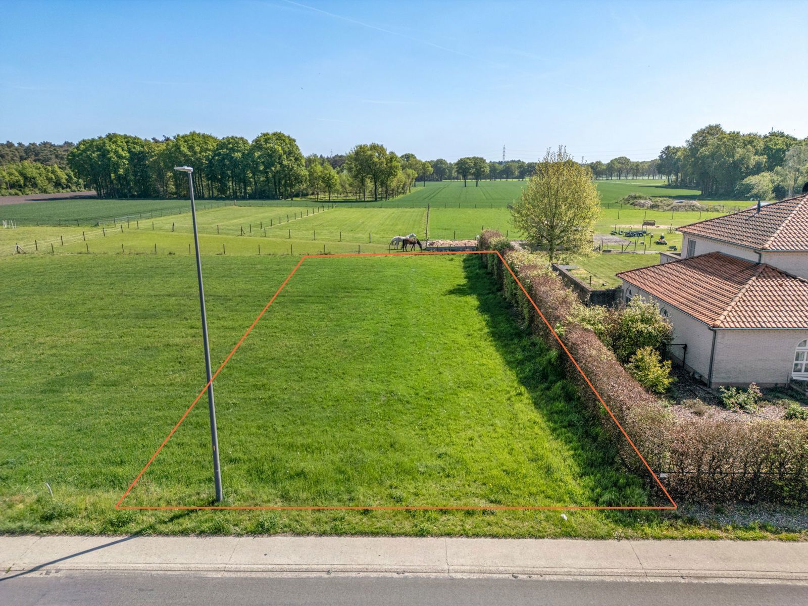 Bouwgrond van 900 m² met vrij uitzicht op agrarisch gebied foto {{pictureIndex}}