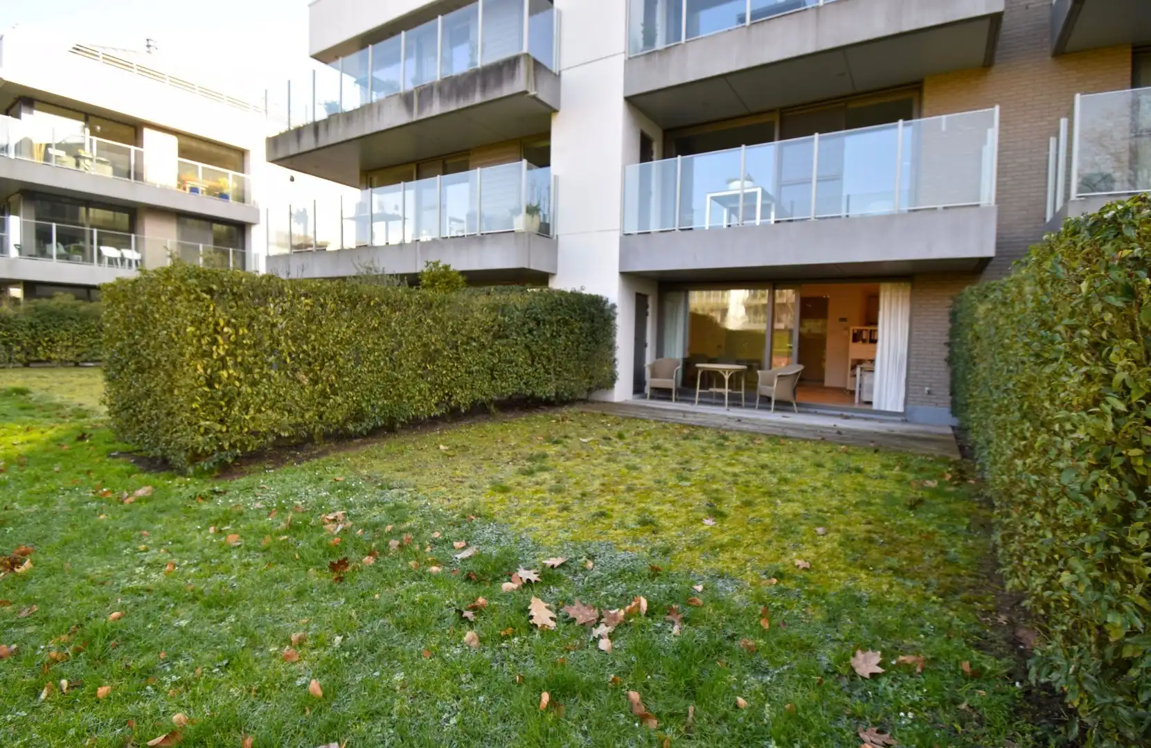 INSTAPKLAAR GELIJKVLOERS APPARTEMENT MET ZONNIGE TUIN EN GARAGE foto 4