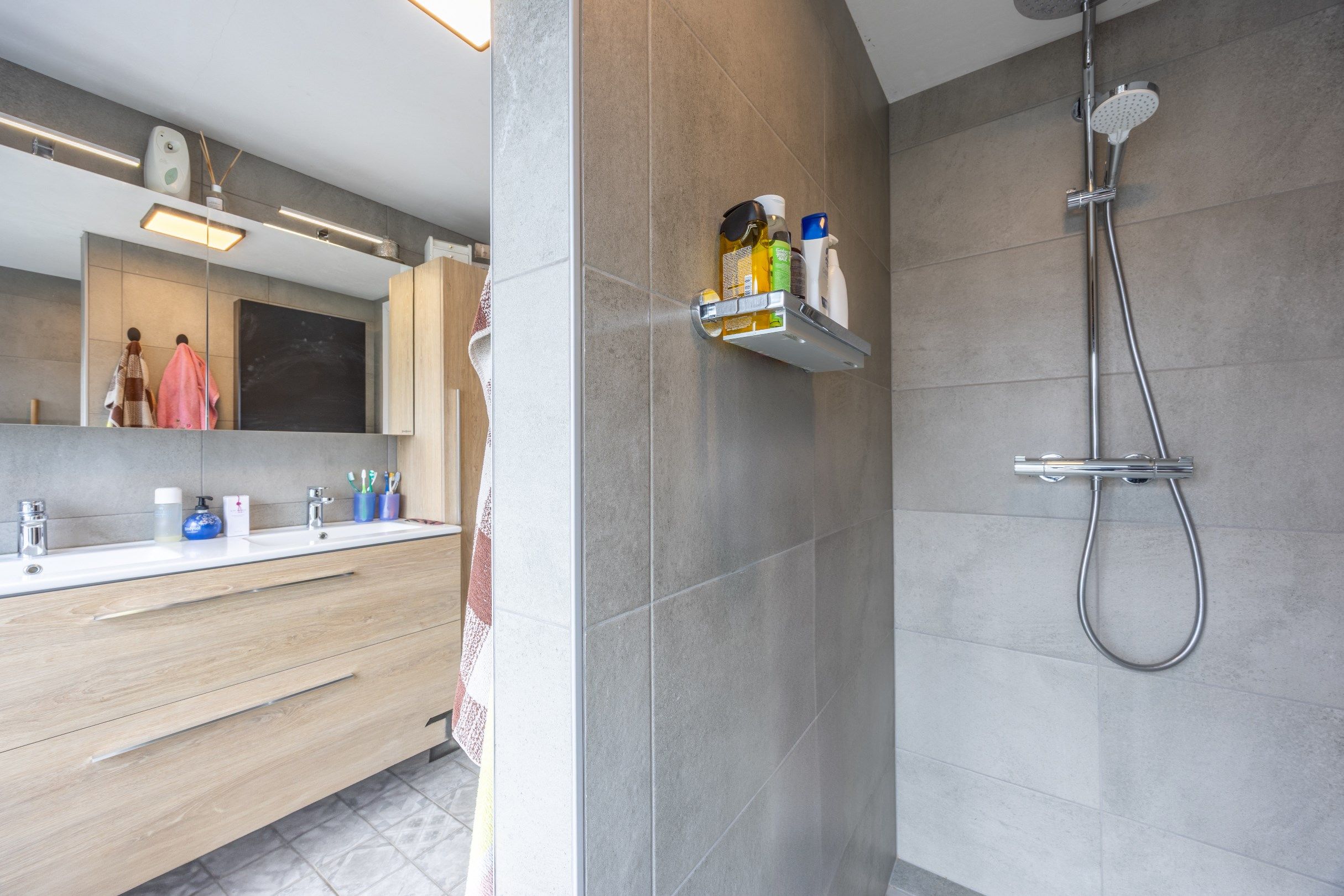 Halfopen woning met drie slaapkamers in kindvriendelijke wijk.  foto 9