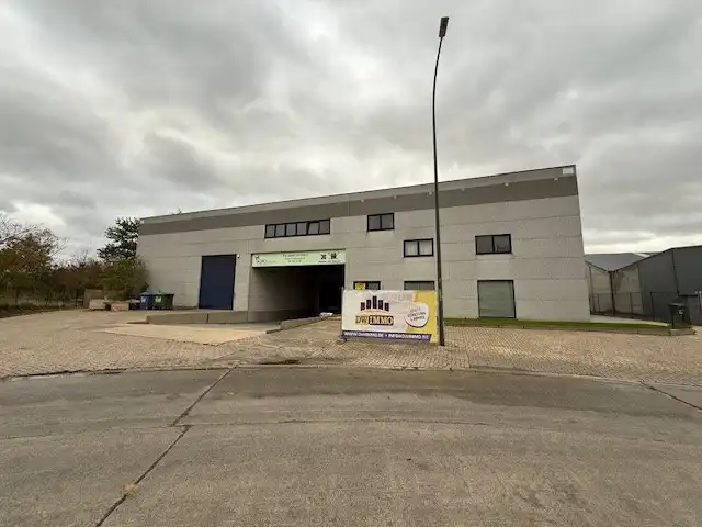 Ruim en instapklaar magazijn met kantoor te huur foto {{pictureIndex}}