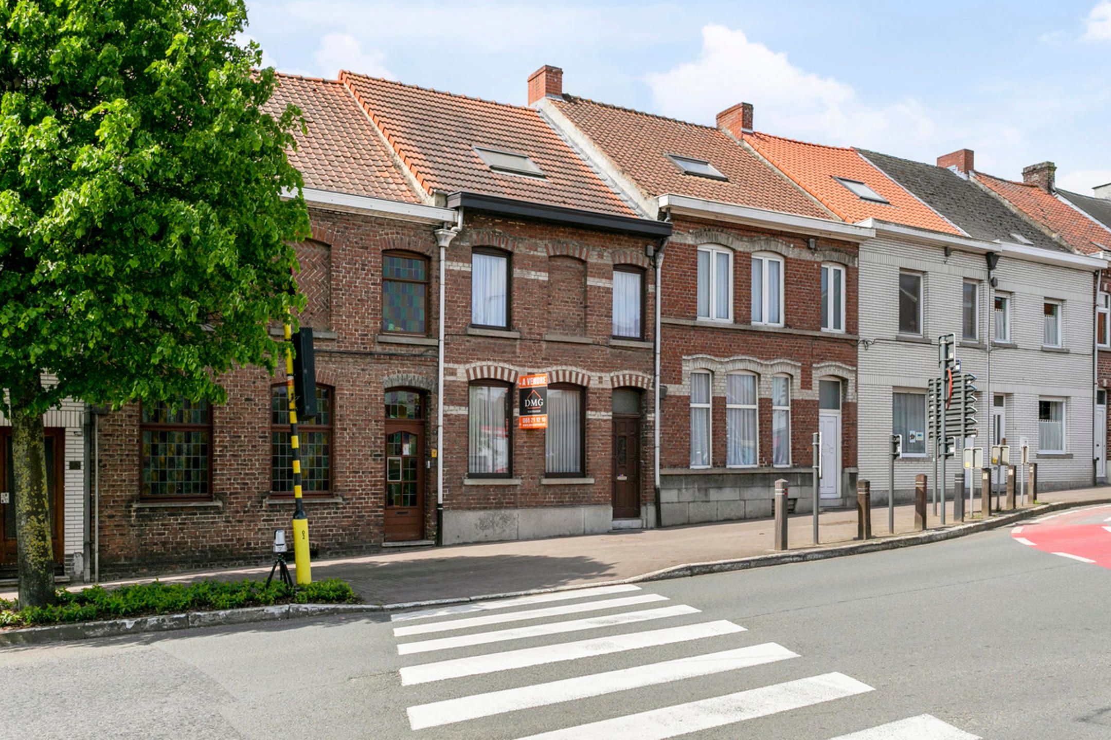 Hoofdfoto van de publicatie: Verassend grote woning gelegen langs een invalsweg.