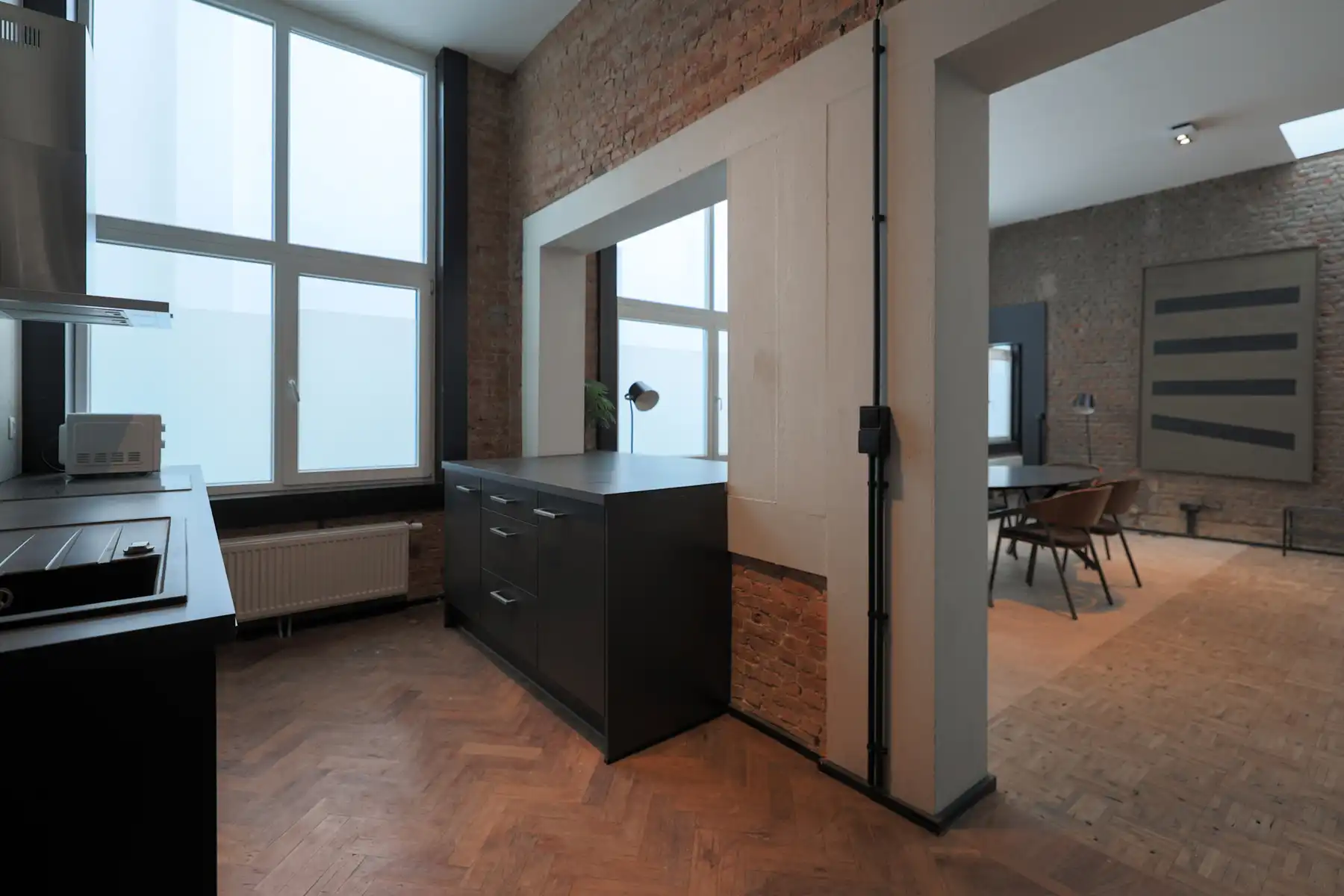Ruim en lichtrijk triplex-atelier in de stad foto 3