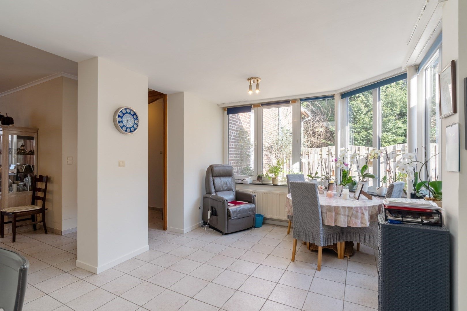 Statige herenwoning met tuin, herbestemd tot meergezinswoning met twee wooneenheden en garages in het centrum van Hoeselt foto 6