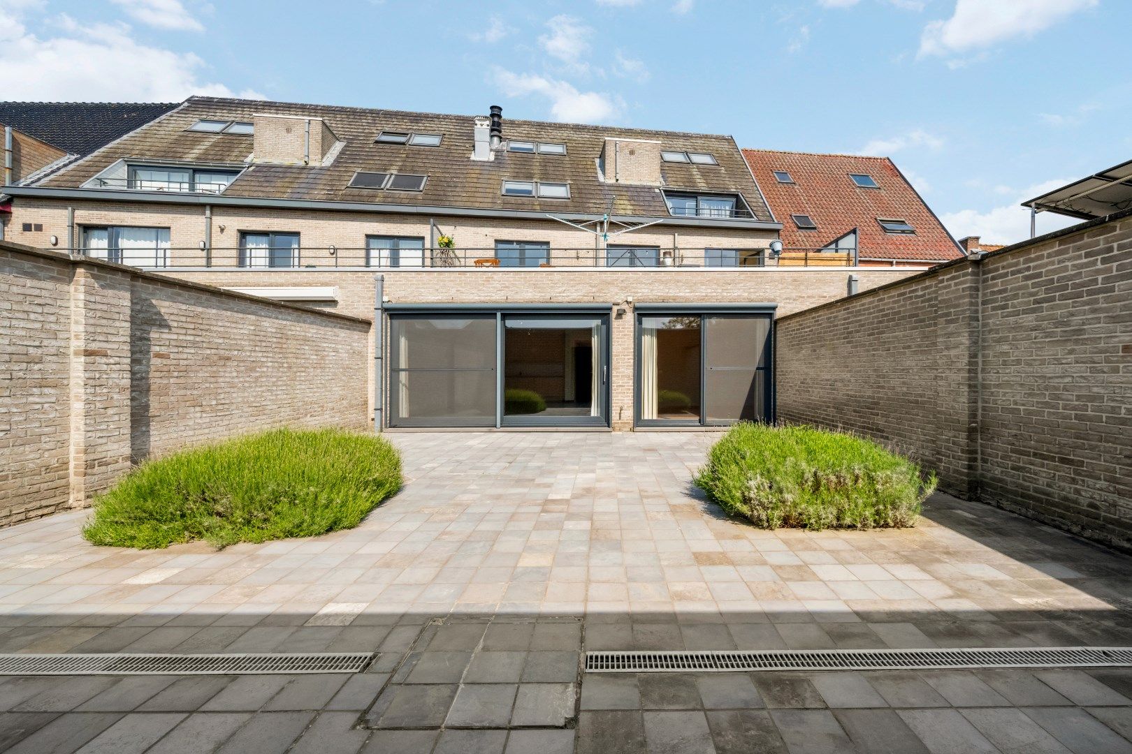 Ruim gelijkvloers appartement met groot terras en garage foto {{pictureIndex}}