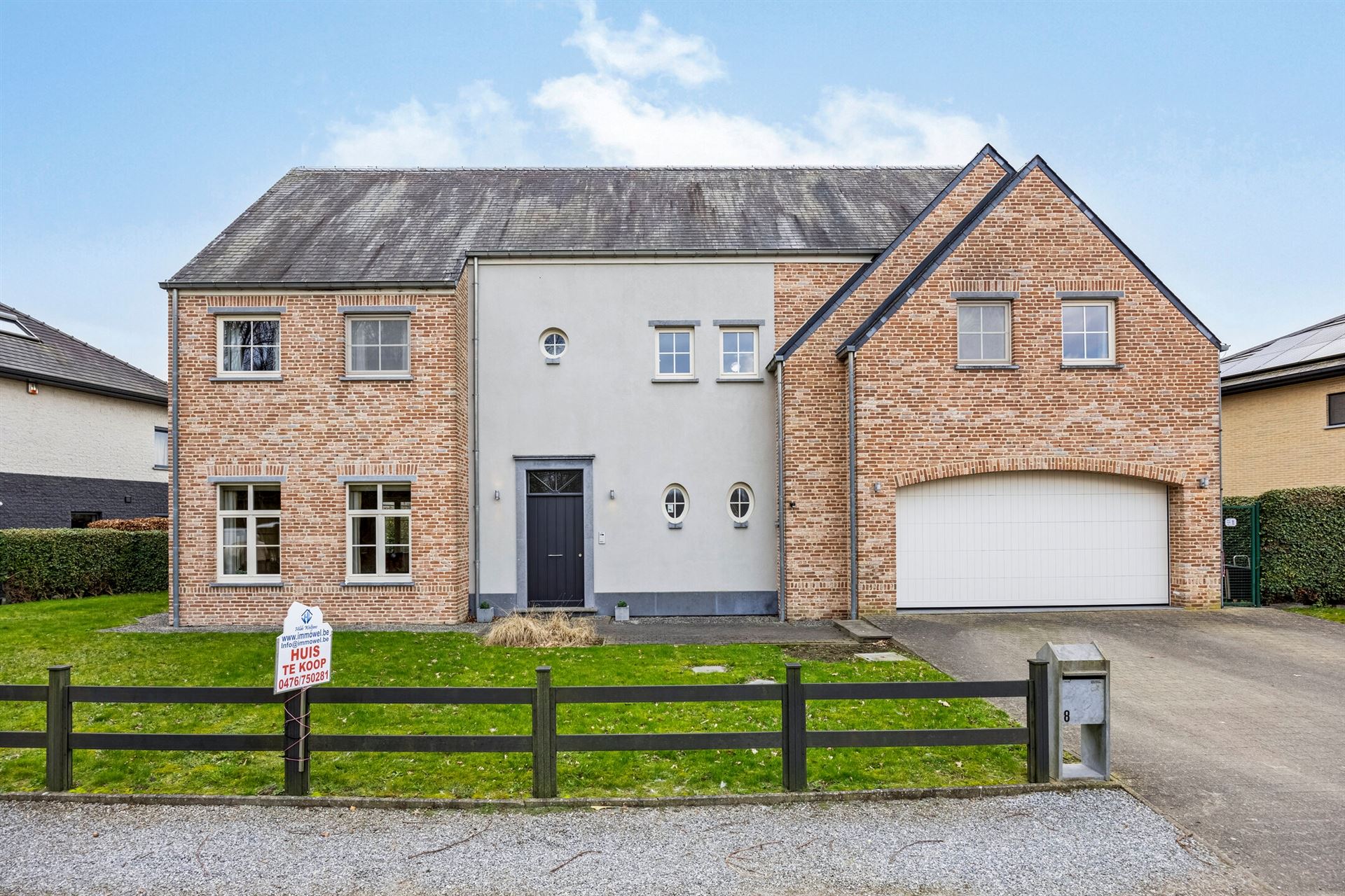 Prachige villa in doodlopende wijk foto {{pictureIndex}}