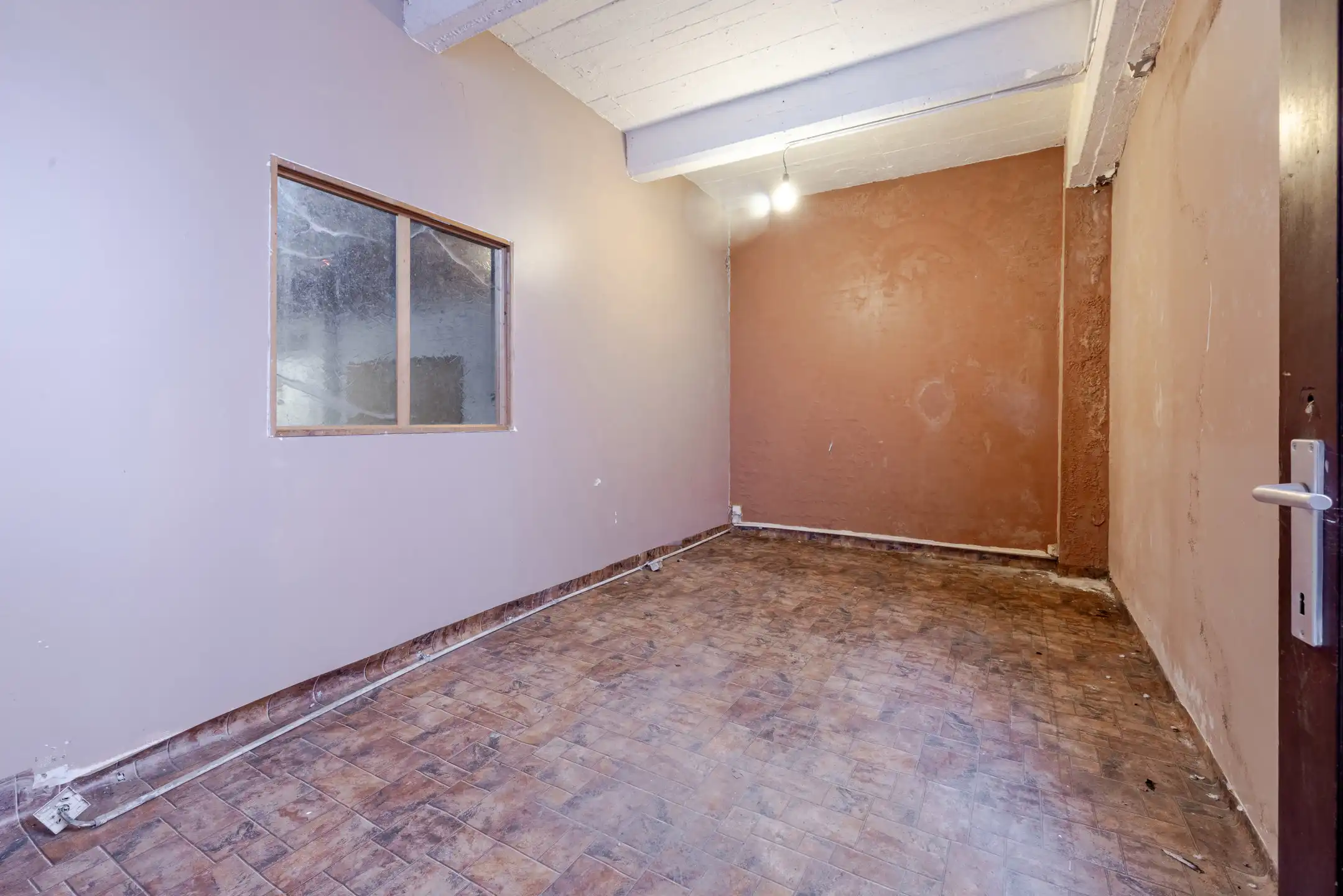 Werkplaats/magazijn van ± 530 m² met kantoor van ± 35 m² foto 5