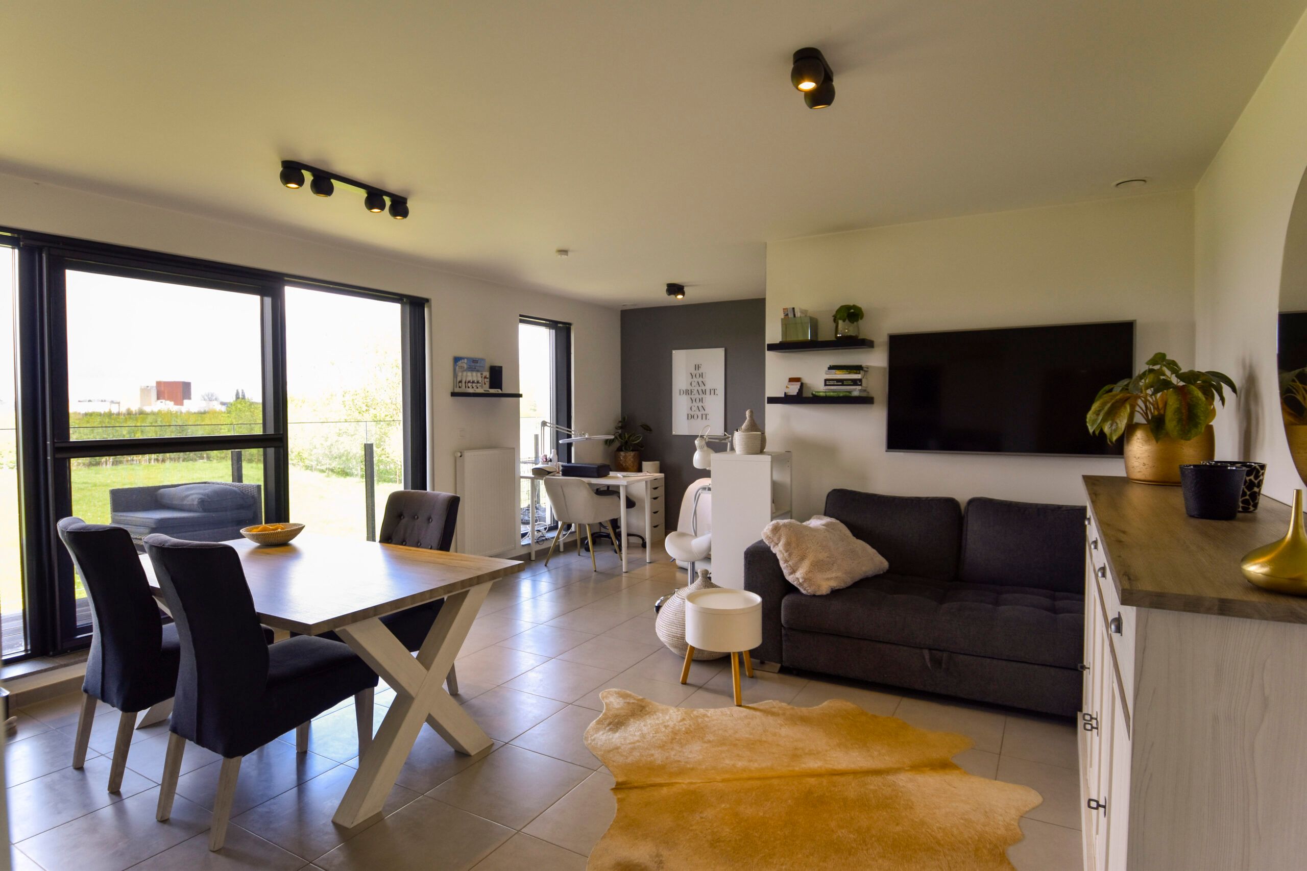 Modern appartement met prachtig uitzicht foto {{pictureIndex}}