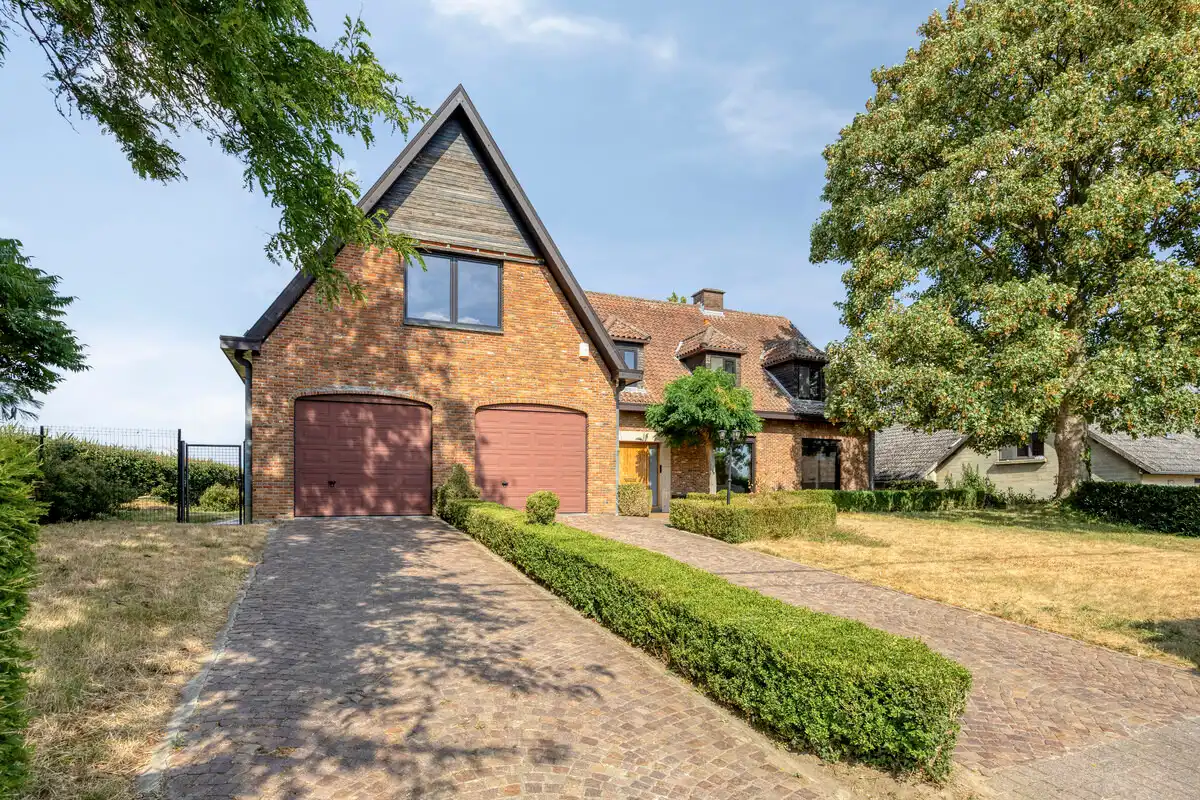 TIJDLOZE VOLLEDIG GERENOVEERDE VILLA OP EEN PERCEEL VAN 16A81CA TE RIEMST foto {{pictureIndex}}