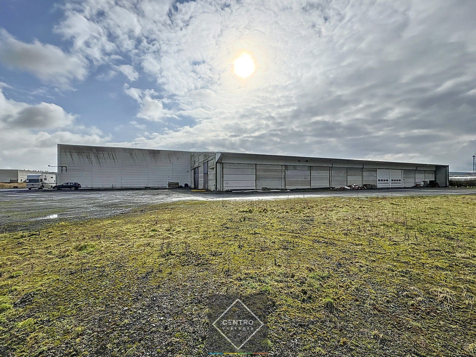Instapklaar BEDRIJFSGEBOUW bestaande uit een geïsoleerd MAGAZIJN (± 2.935m²) met KANTOORGEBOUW (± 305m²). Ruim verhard buitenterrein én 2 rolbruggen. Op industriezone te Houthulst. foto 3