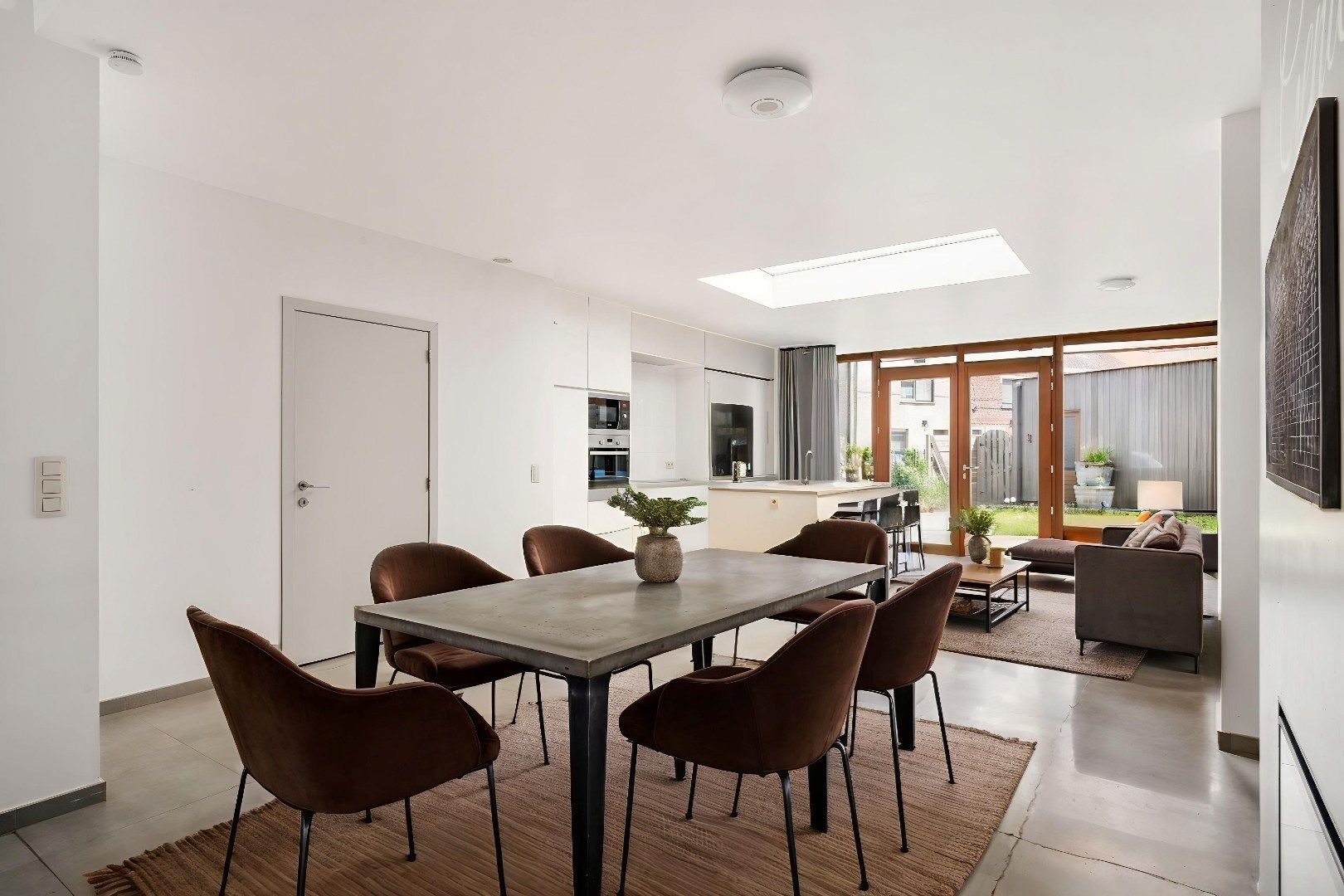 Kwalitatief gerenoveerde rijwoning met tuin, 3 slaapkamers en 2 badkamers op toplocatie in Menen foto {{pictureIndex}}