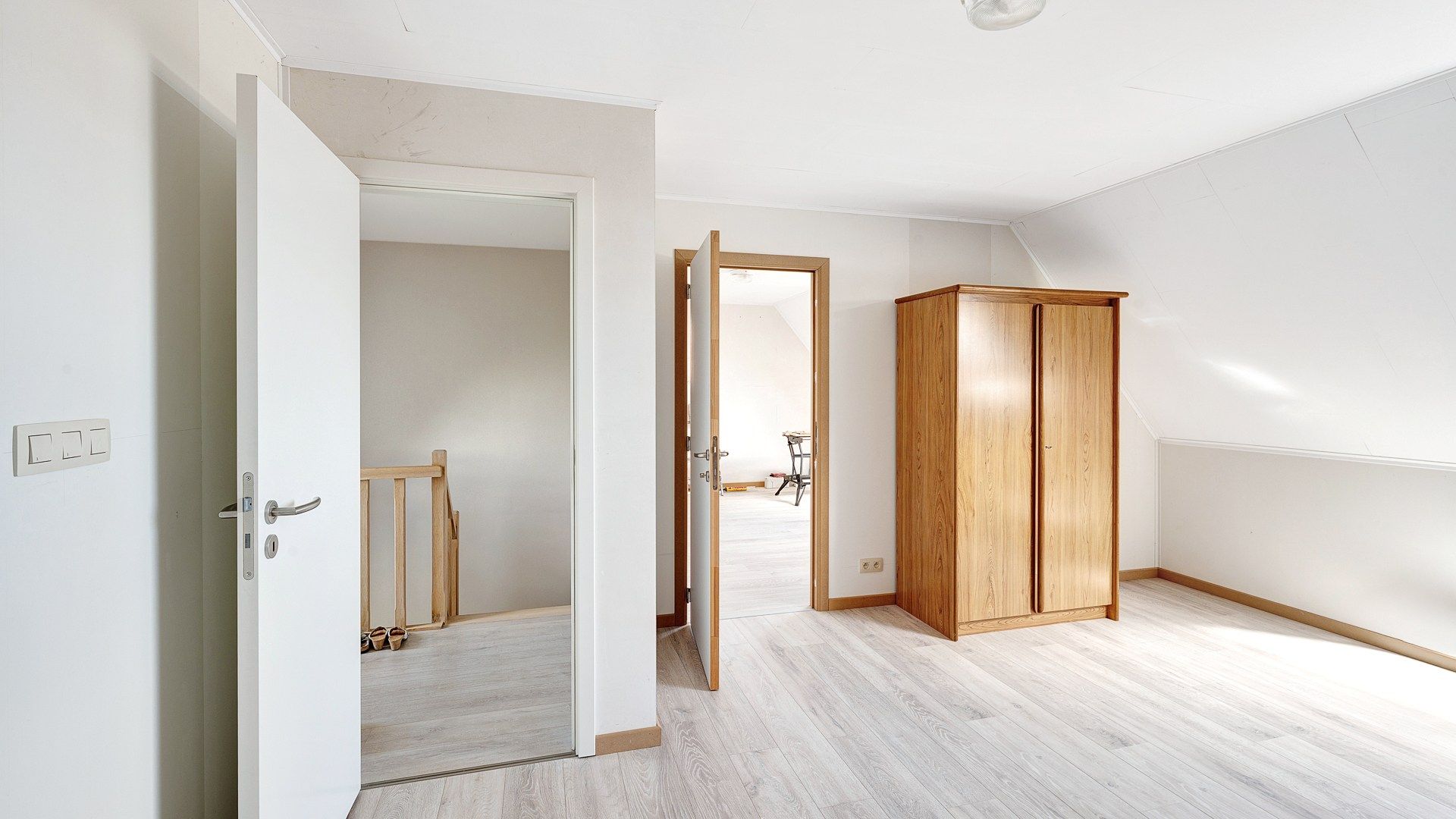 Bijzonder groot en goed onderhouden halfopen villa foto 23