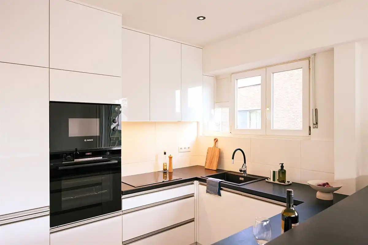 Lichtrijk hoekappartement in hartje Brasschaat foto 8