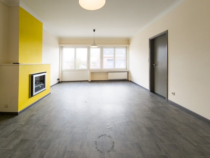 Lichtrijk twee-slaapkamer appartement inclusief garage in hartje Beveren foto 3