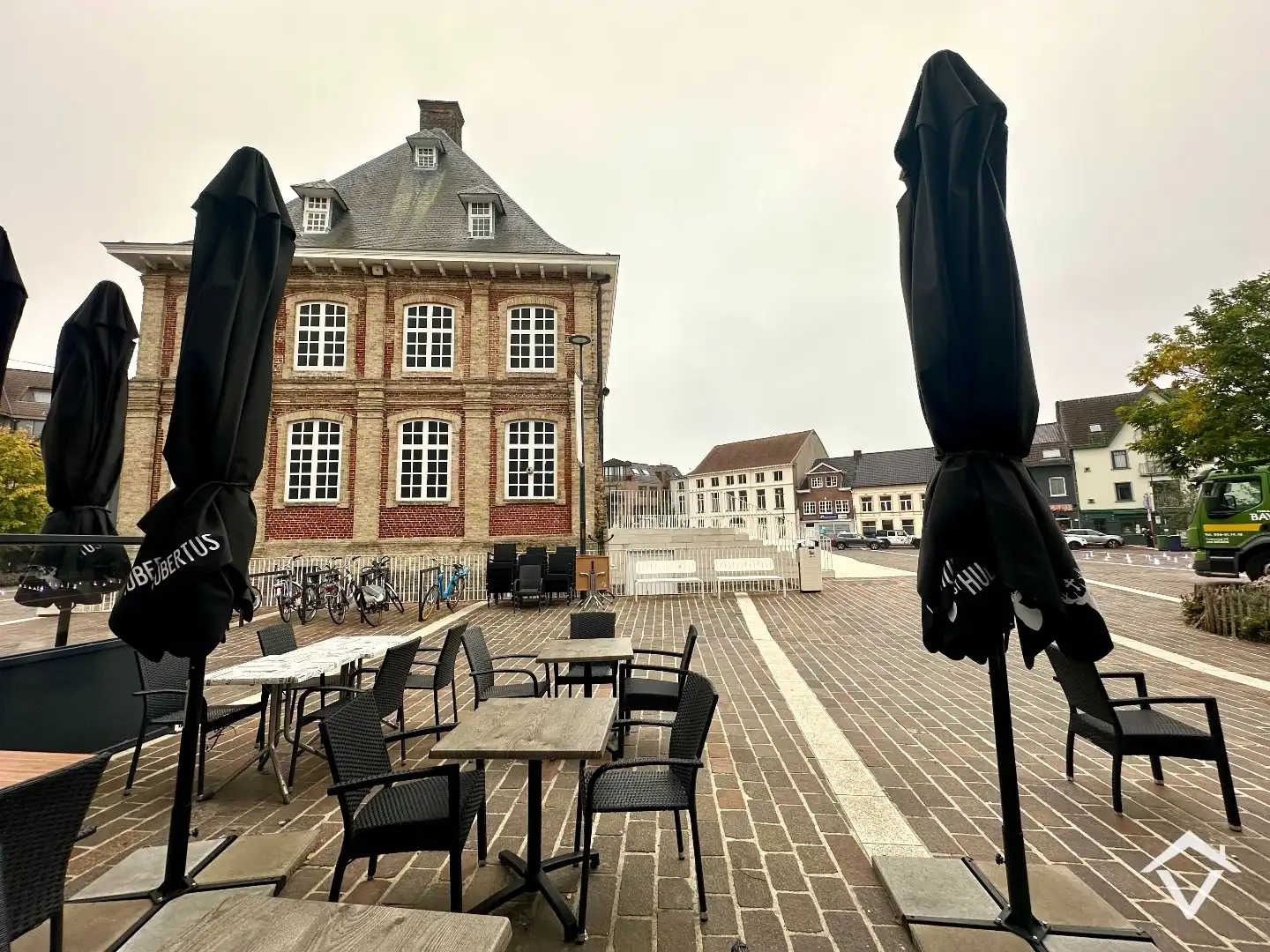Centraal gelegen handelszaak, met tal van mogelijkheden, op de Markt van Torhout foto 21