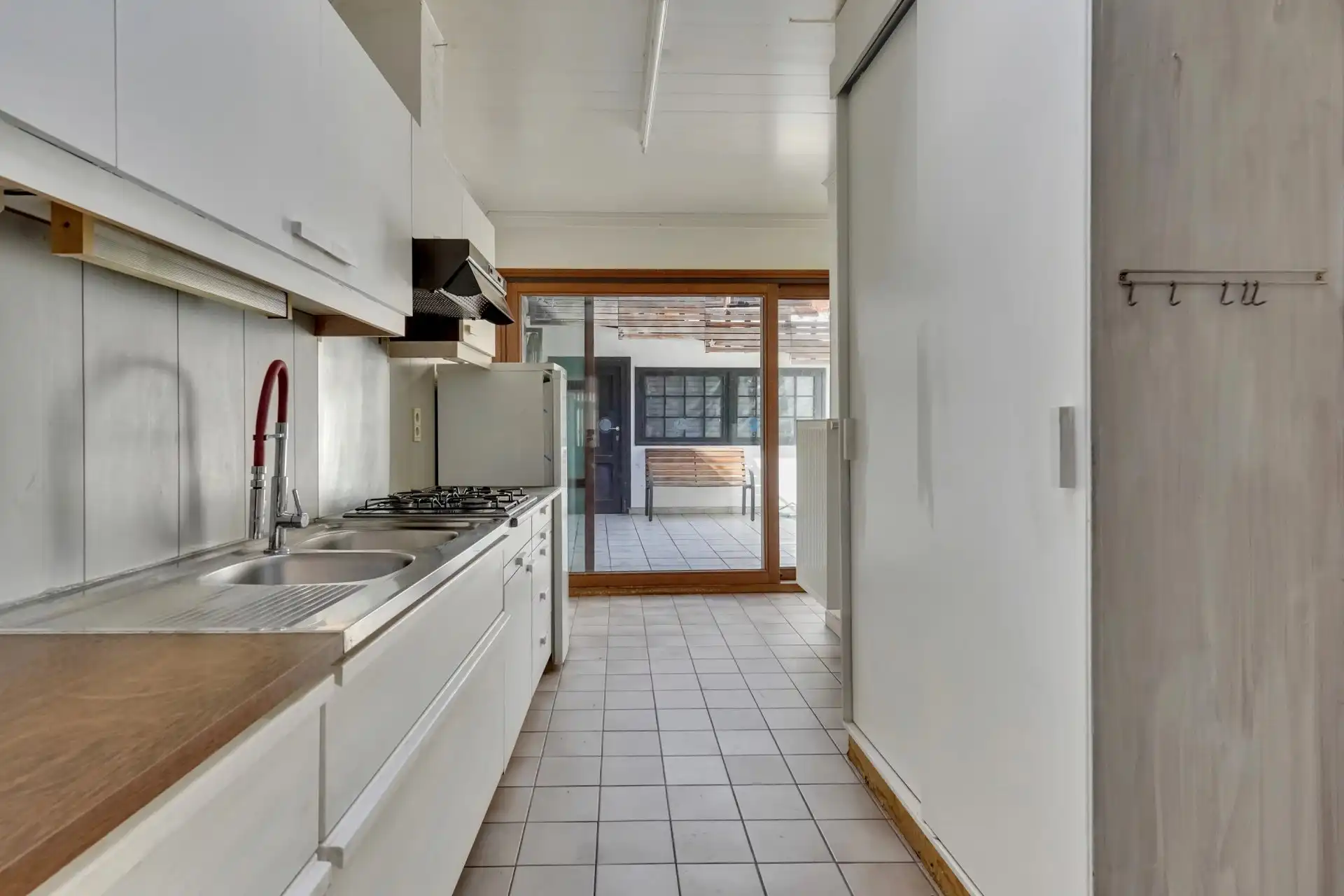 Op te knappen stadwoning op goede locatie foto 6
