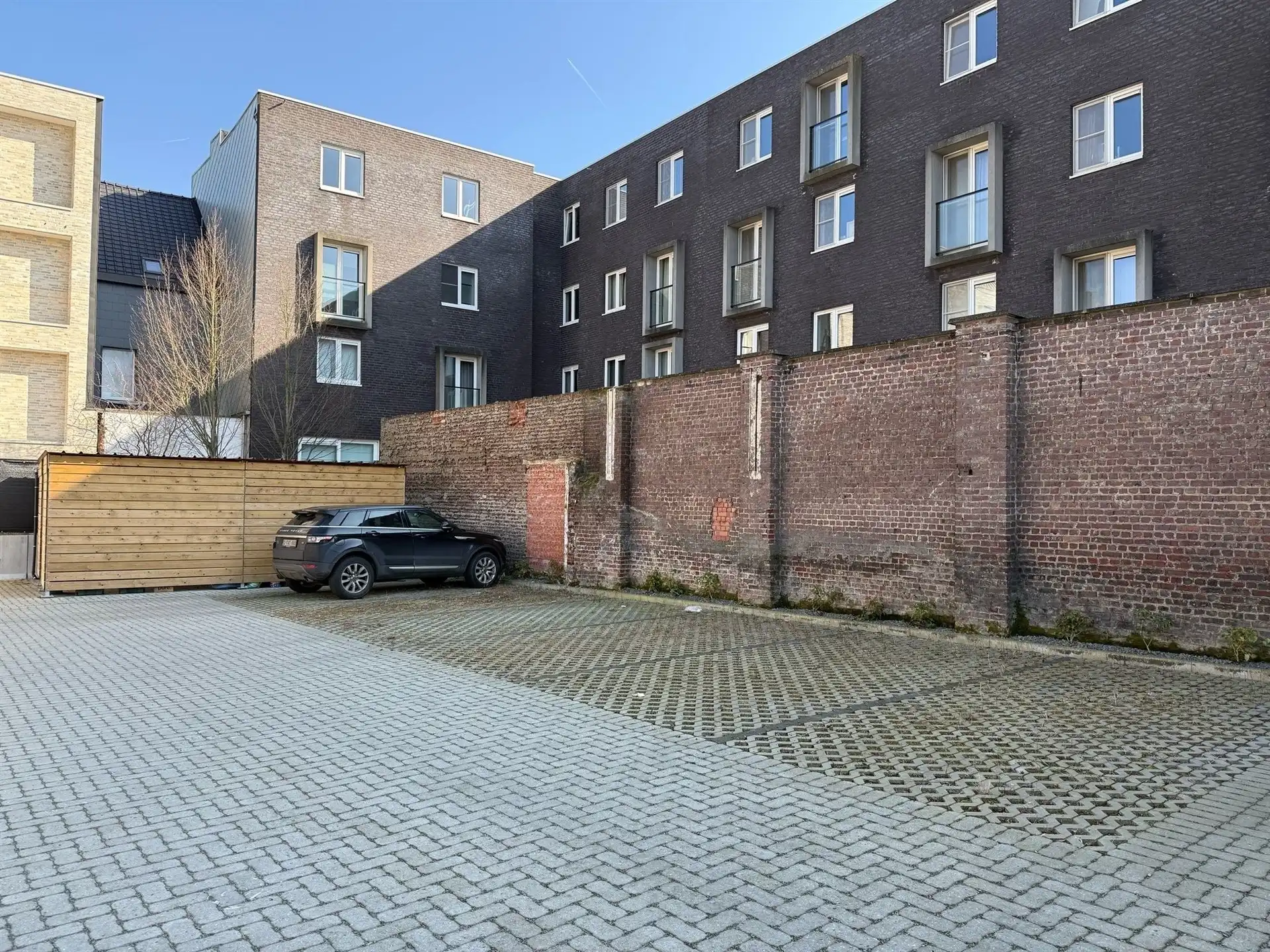 Autostaanplaats op gegeerde locatie in Wetteren. foto {{pictureIndex}}