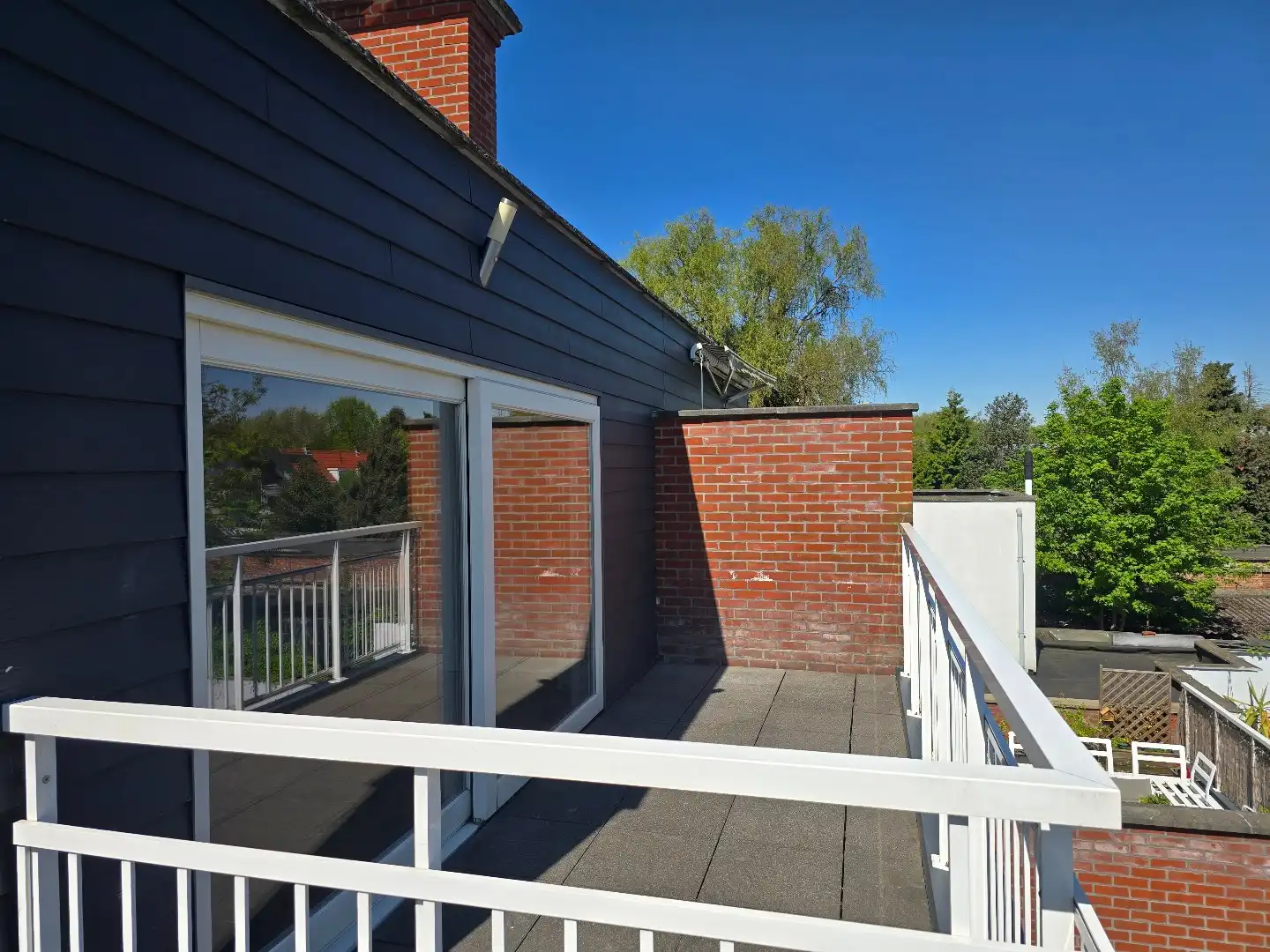 Instapklaar duplex appartement met 2 slpk. en 2 bdks. en mooi terras. foto 17