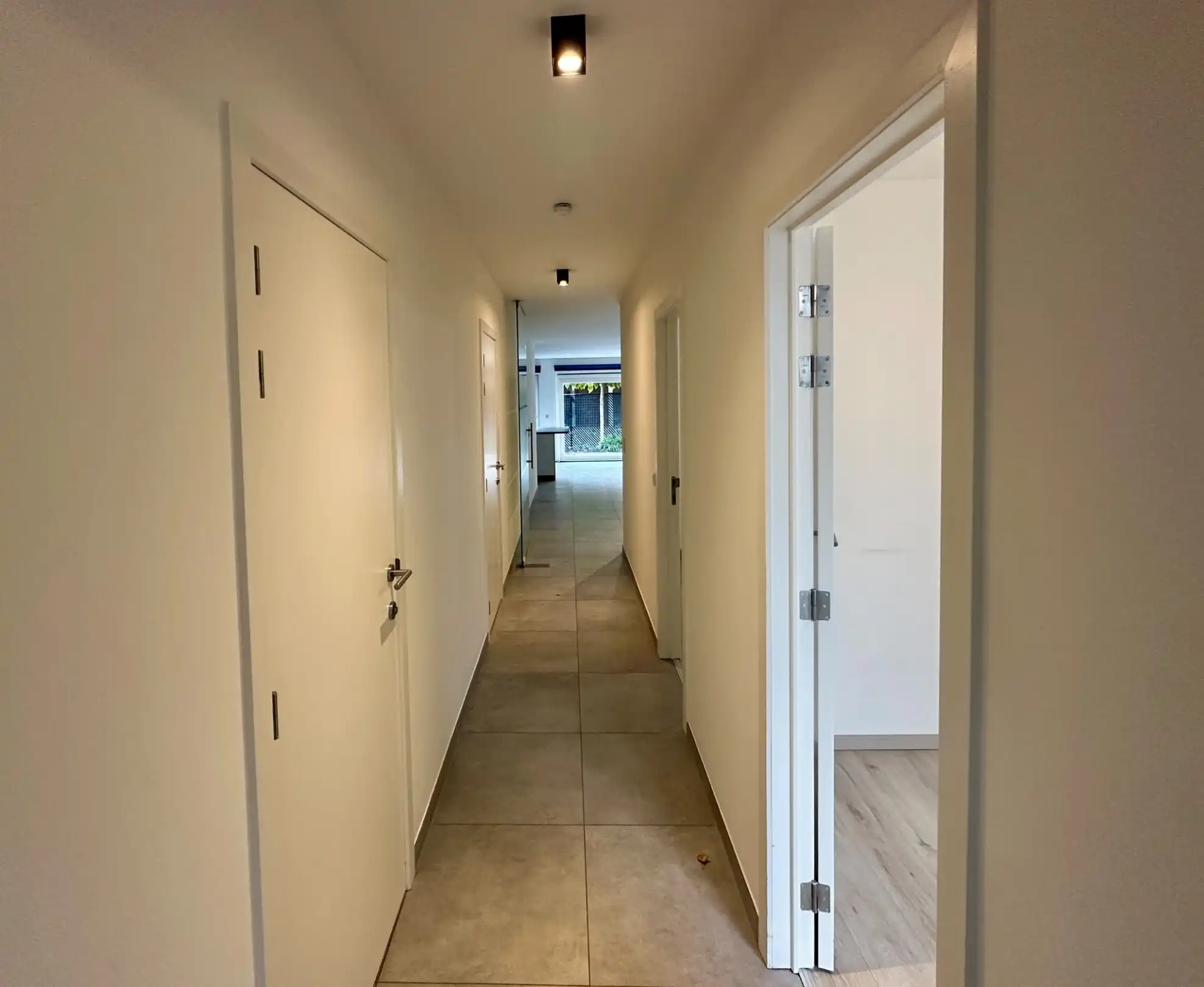 Gelijkvloers appartement met 2 slaapkamers, ruim terras en privé staanplaats foto 3