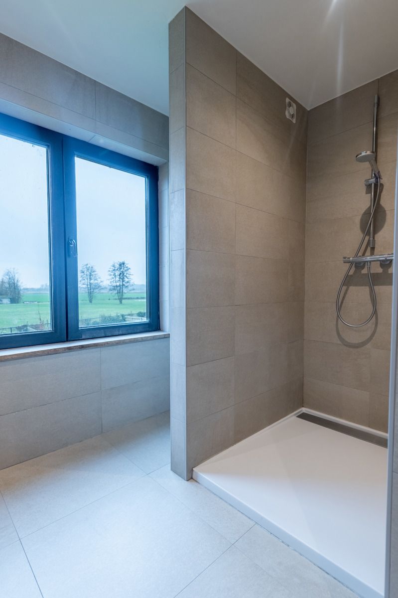 Gedeeltelijk gerenoveerd huis met bijgebouw, groen uitzicht foto 20
