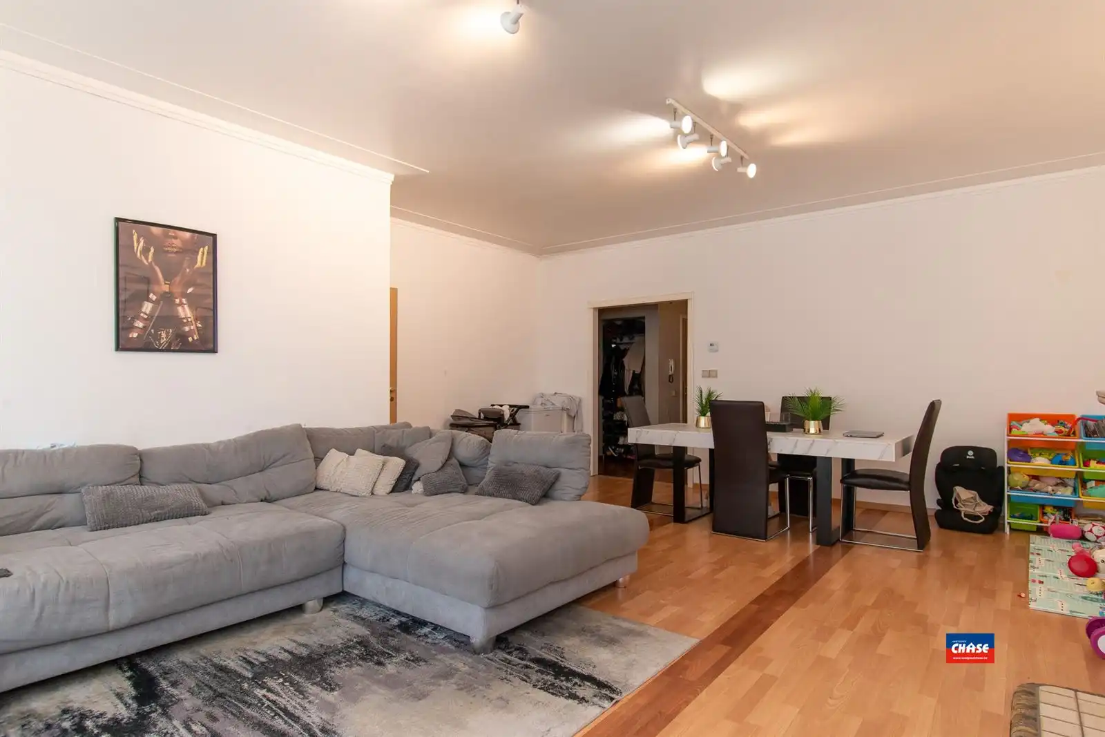 Goed gelegen appartement met 2 slaapkamers, terras en berging foto 3