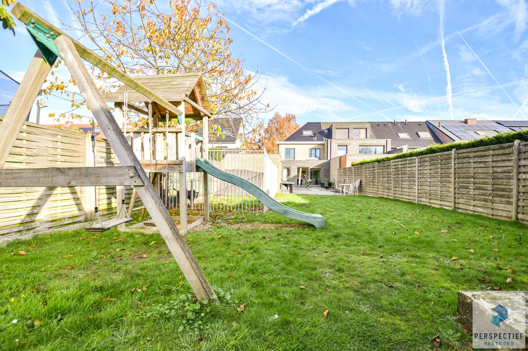 Centraal gelegen ruime woning met 4 slaapkamers en grote tuin foto {{pictureIndex}}