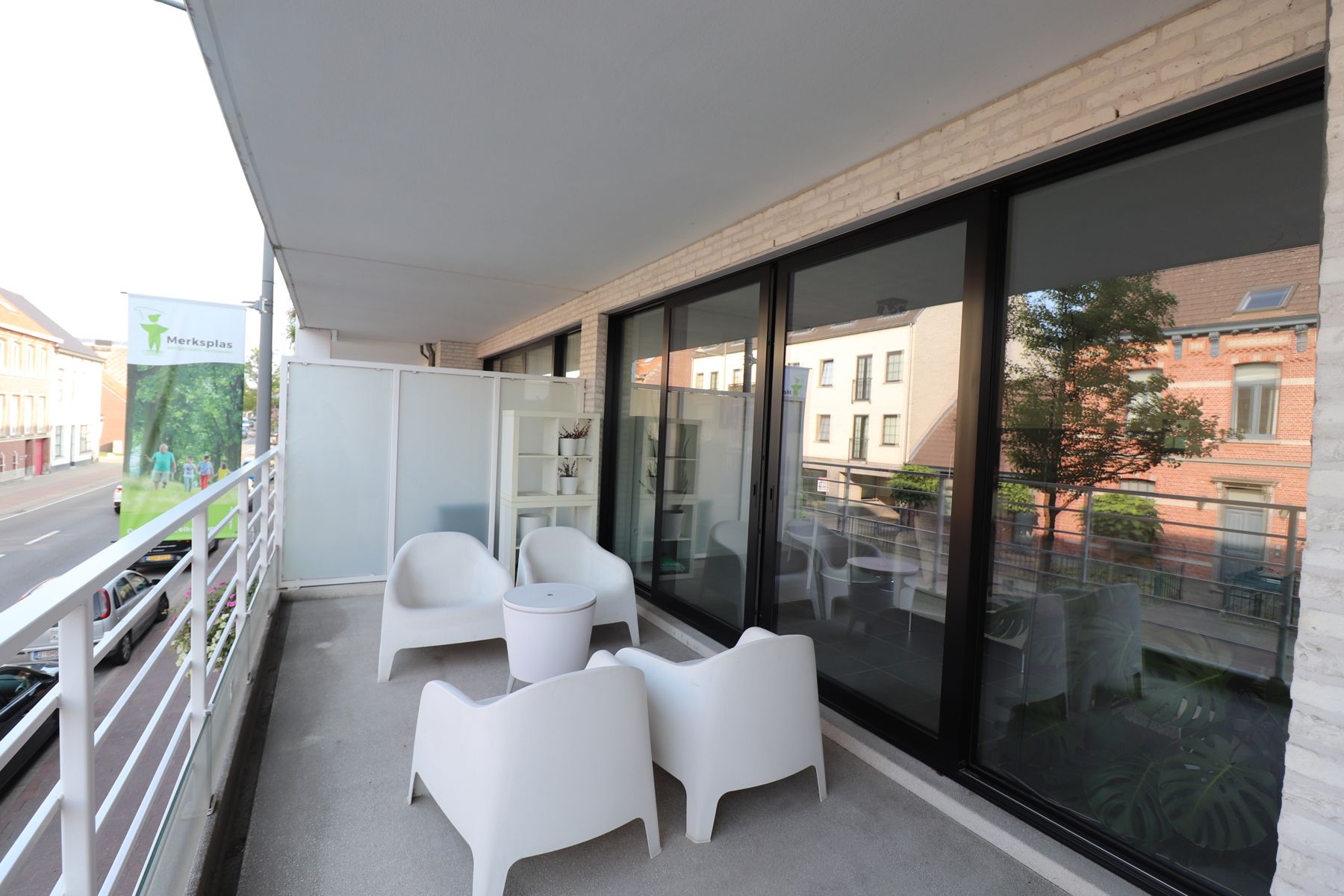 Prachtig 2-slaapkamerappartement met lift op de 1ste verdieping links met zonnig terras, ondergrondse autostaanplaats en berging. foto 12