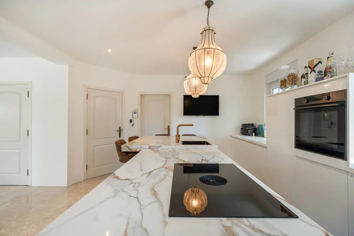 Exclusieve villa met royale leefruimtes op een unieke locatie foto 9