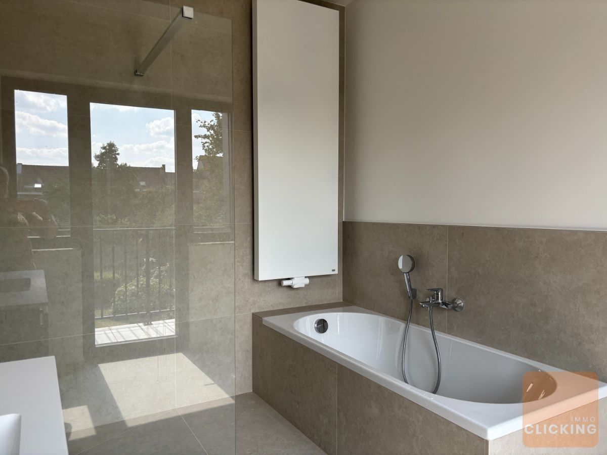 Totaal gerenoveerde woning 3 slaapkamers, parking en zonnige tuin foto 13
