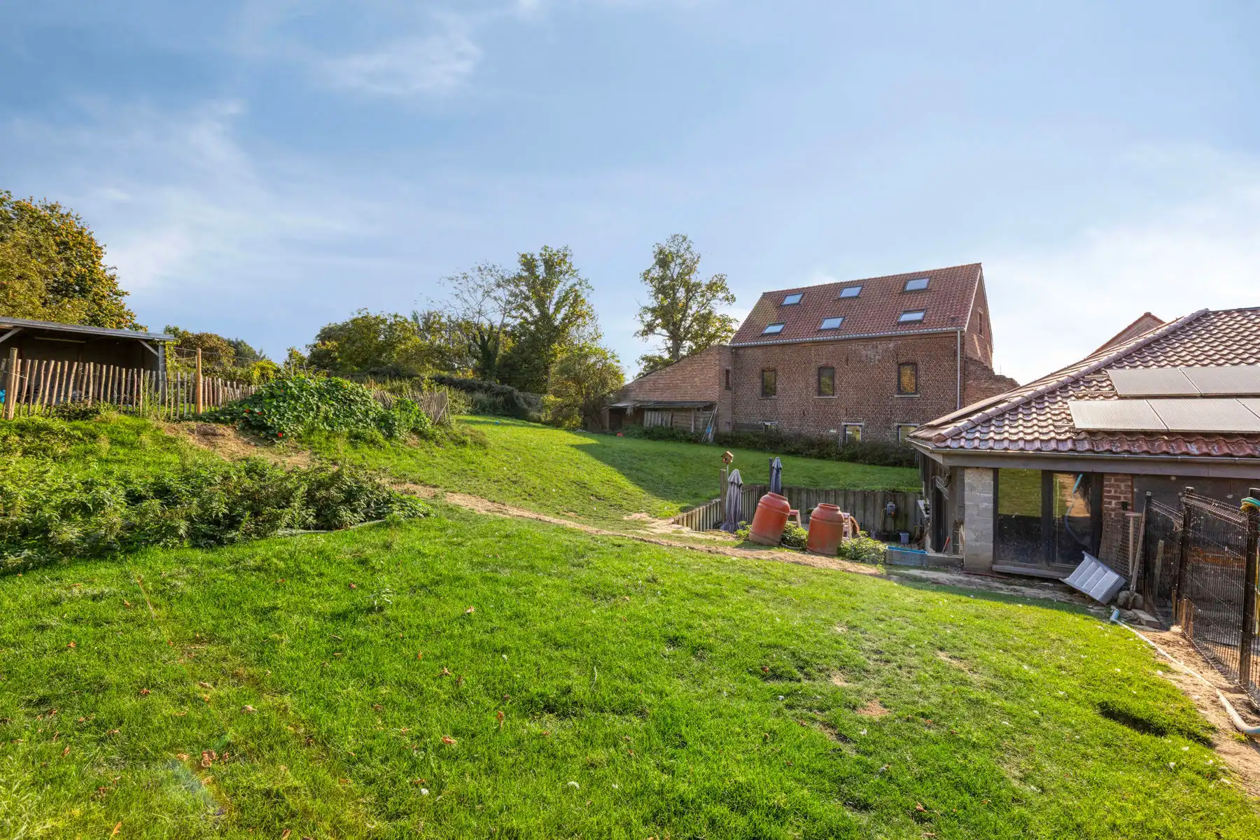 Ruime  gerenoveerde hoeve met werkplaats, zwembad en EPC B foto {{pictureIndex}}