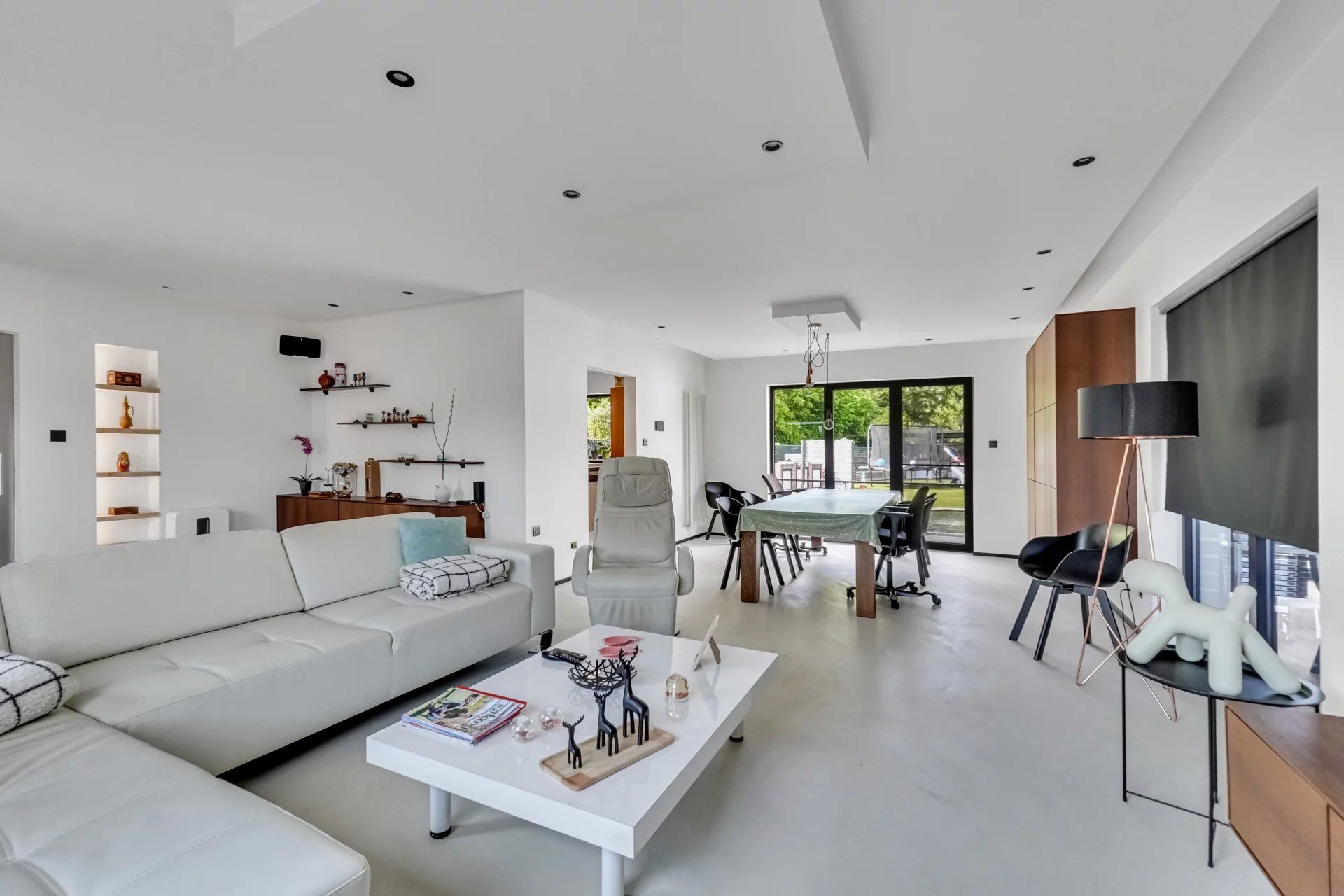 Ruime woning met zwembad op mooi groot perceel foto 7