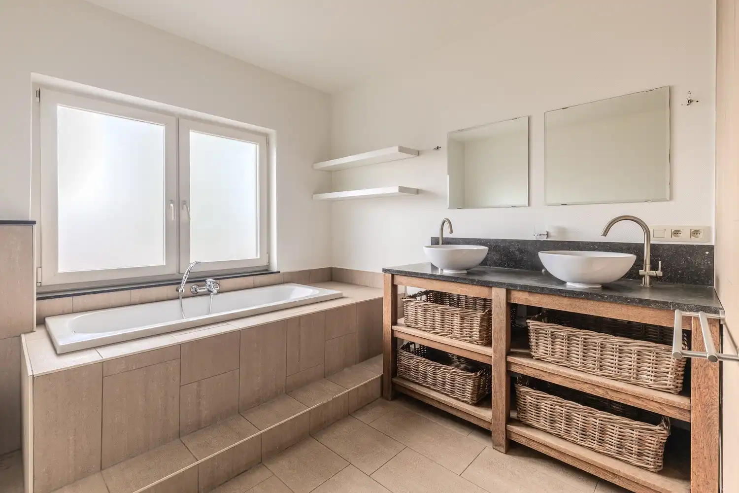 Instapklare woning op een ruim perceel van circa 8a8ca met tuin en garage op een gunstige locatie. foto 18