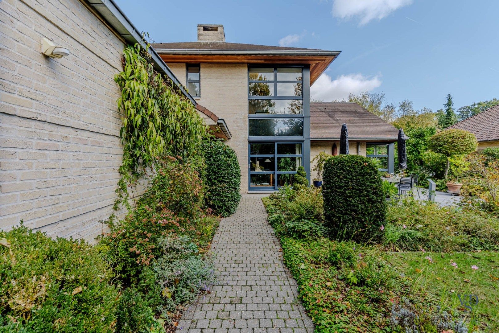 Tijdloze villa in 't groen.  foto {{pictureIndex}}