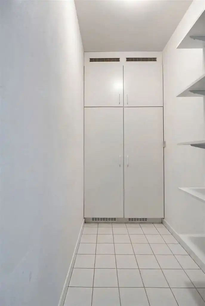 Ruim, gerenoveerd 2-slaapkamer appartement met terras, garagebox en aparte berging, gelegen vlak bij het centrum van Maaseik. foto 15