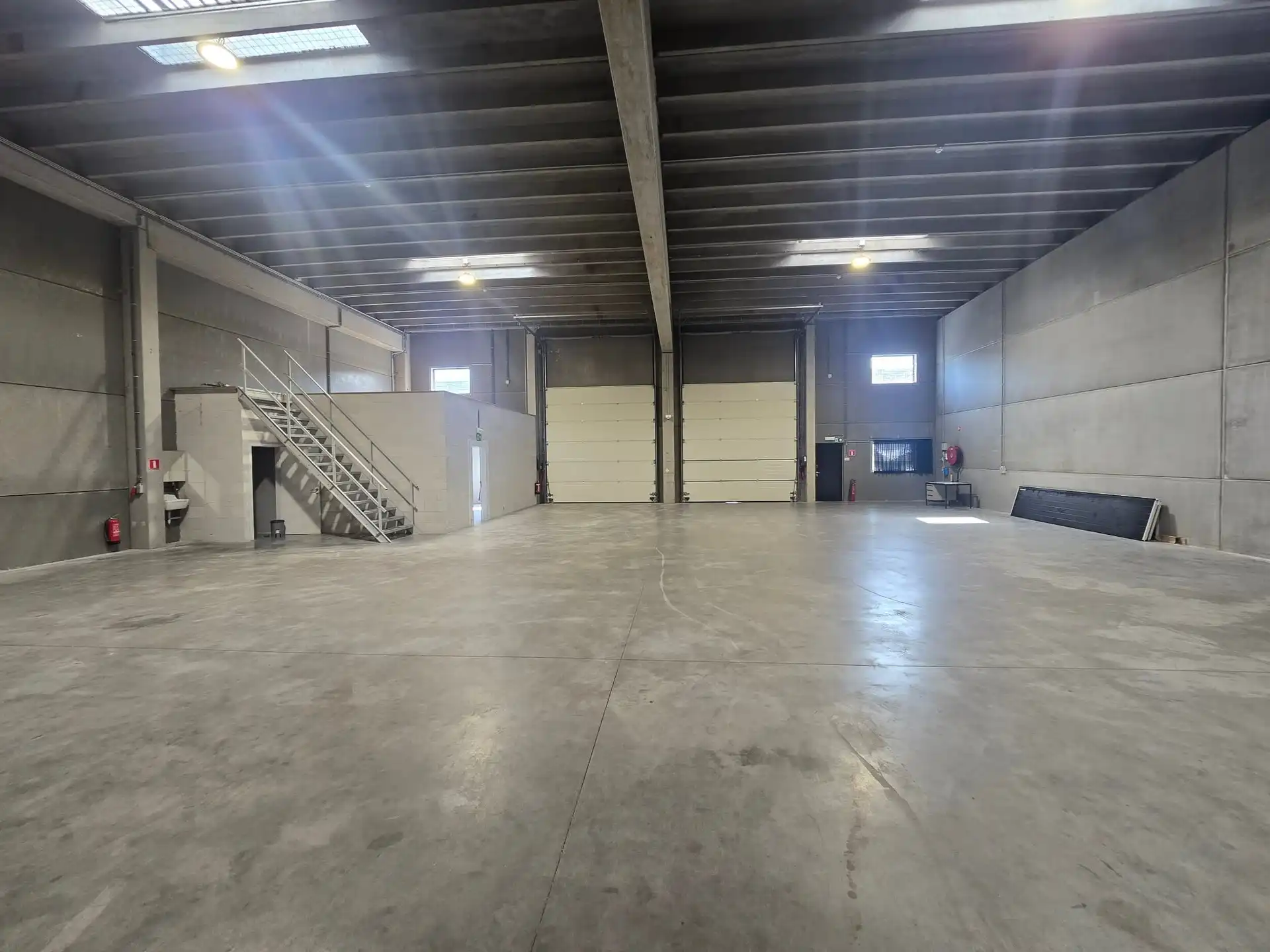 Magazijn van 400m² met 4 autostaanplaatsen foto 2
