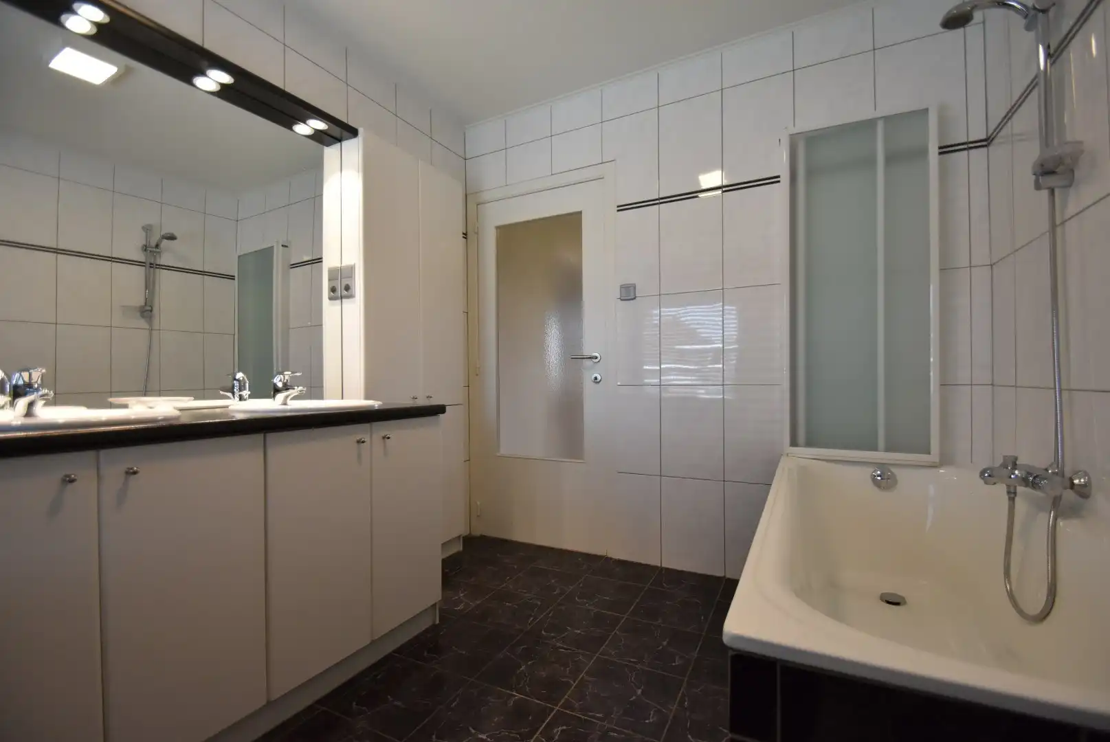 Knappe rijwoning met inpandige garage en mooie tuin in het centrum van Riemst foto 20