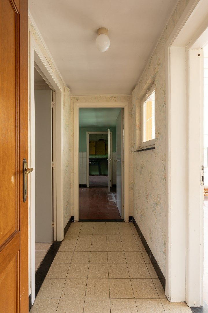 Deze ruime, te renoveren woning wordt verkocht. foto 12