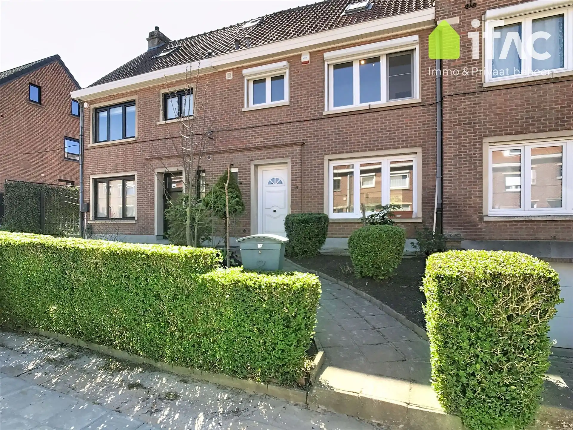 Hoofdfoto van de publicatie: Huis met 2 slaapkamers, bureau en tuin