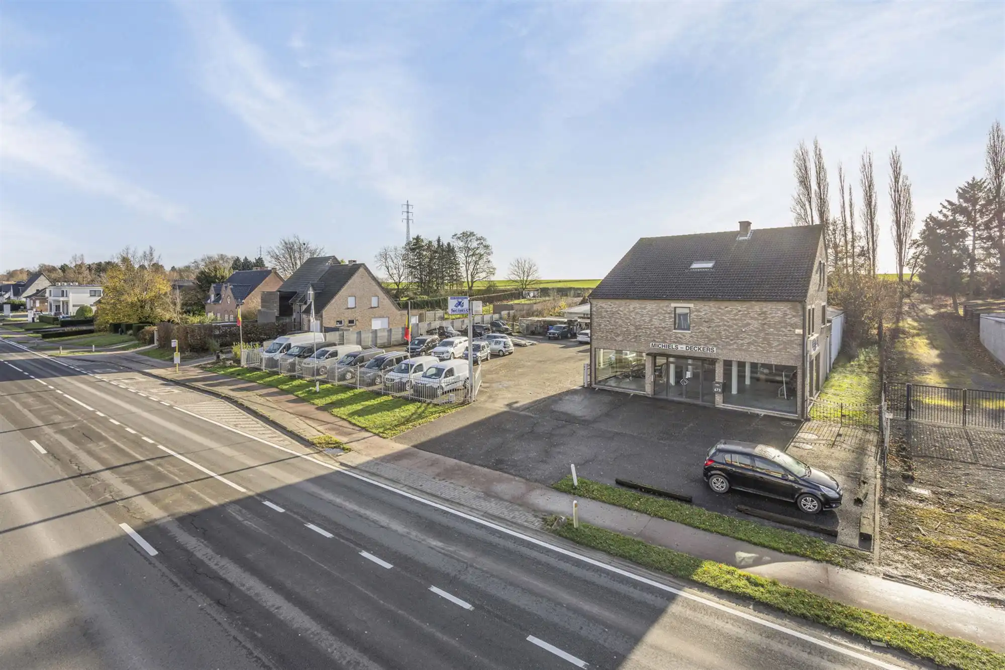 Handelsgebouw met grond foto {{pictureIndex}}