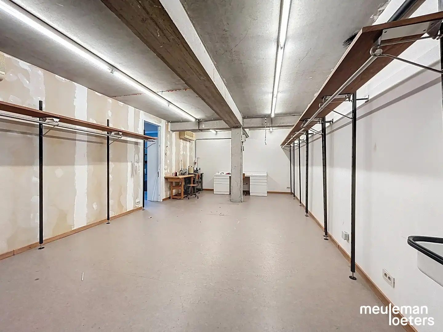 Unieke winkelruimte in het commercieel centrum foto 12