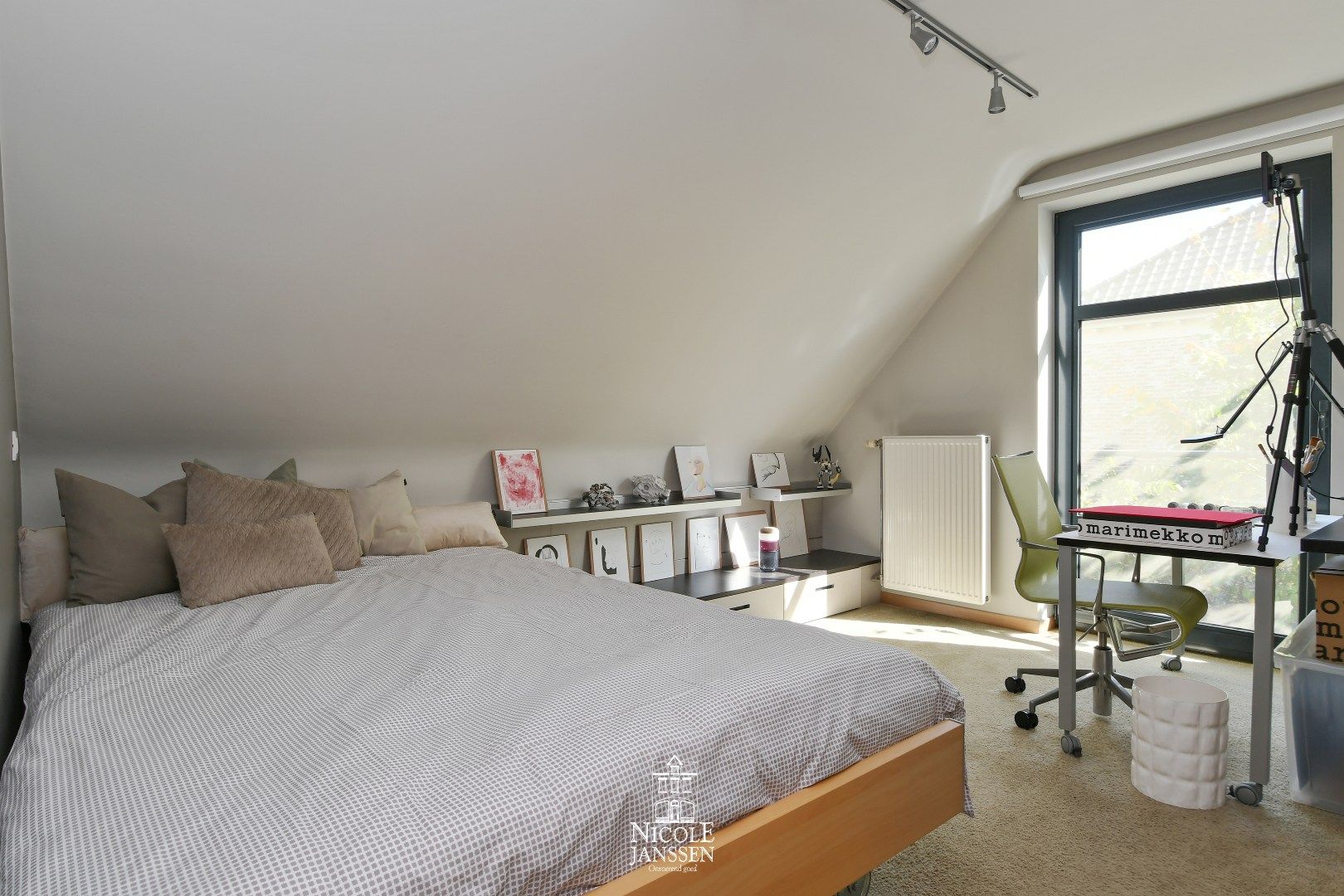 Vrijstaande woning met mooi verzorgde tuin en zwembad  foto 18