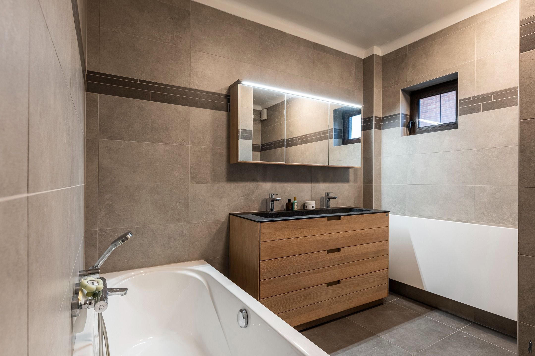 Grotendeels gerenoveerde villa met 4-5 slpk. in centrum Ravels foto 16