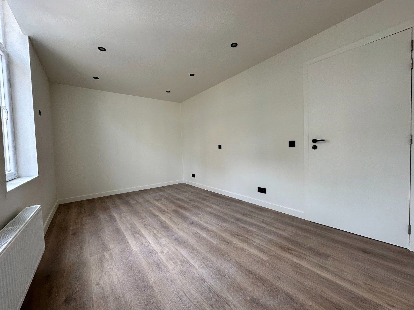 TE KOOP - gerenoveerd appartement met 1 slaapkamer en bureau foto 7