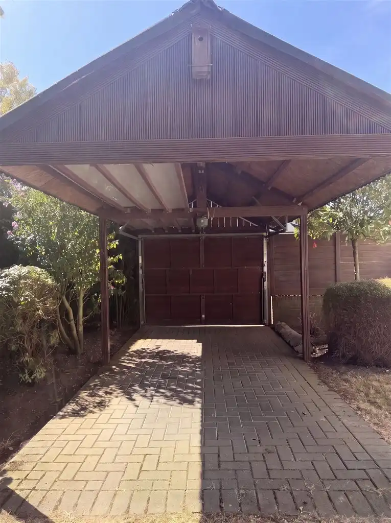 Vrijstaande splitlevelwoning met 3 (+1)slaapkamers, inpandige garage en carport, overdekt terras en omheinde tuin, gunstig gelegen nabij het centrum van Maaseik. foto 25