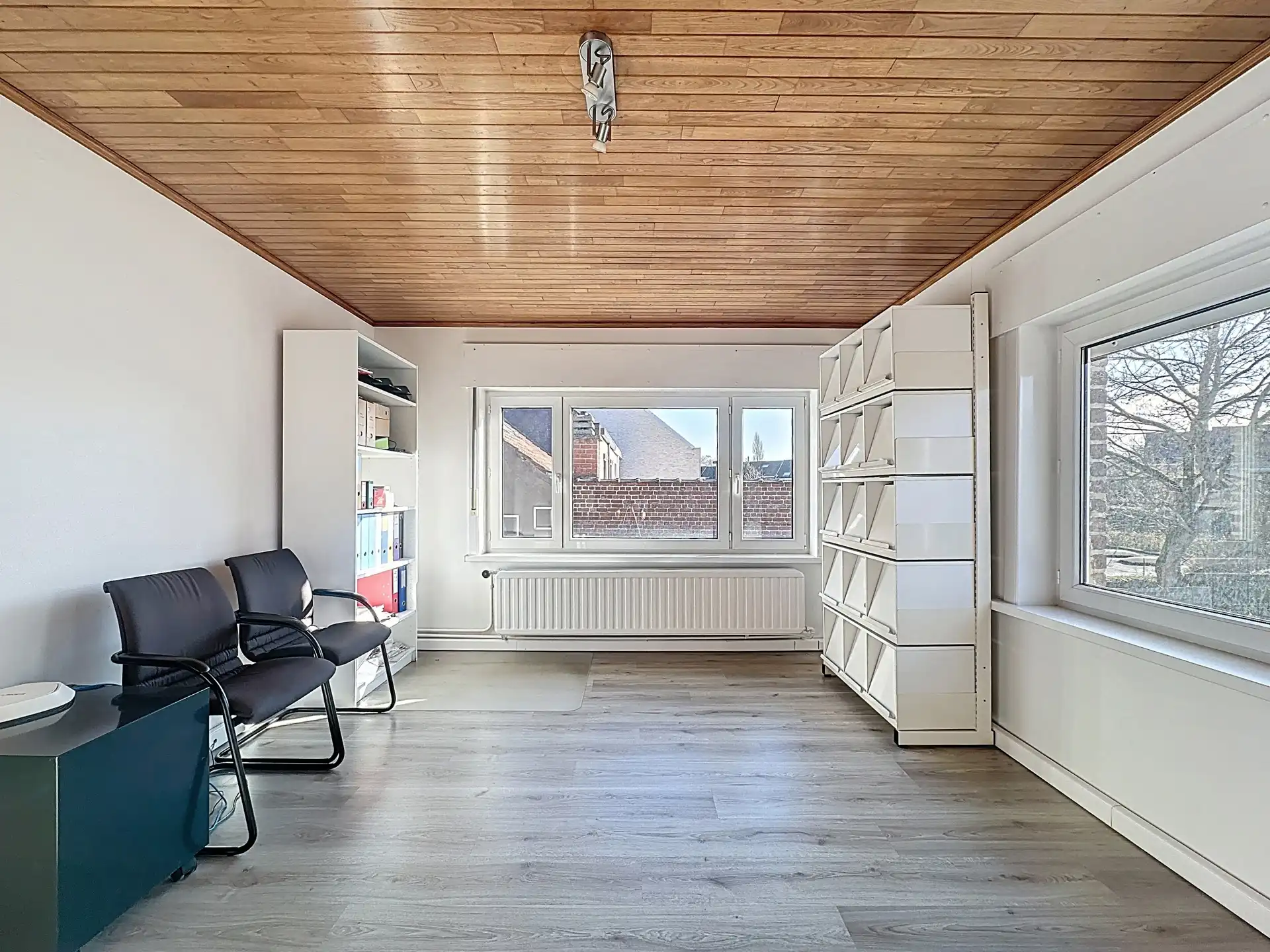 Renovatieproject met potentieel: driegevelwoning met atelier, tuin en parking in hartje Wezembeek-Oppem. foto 11