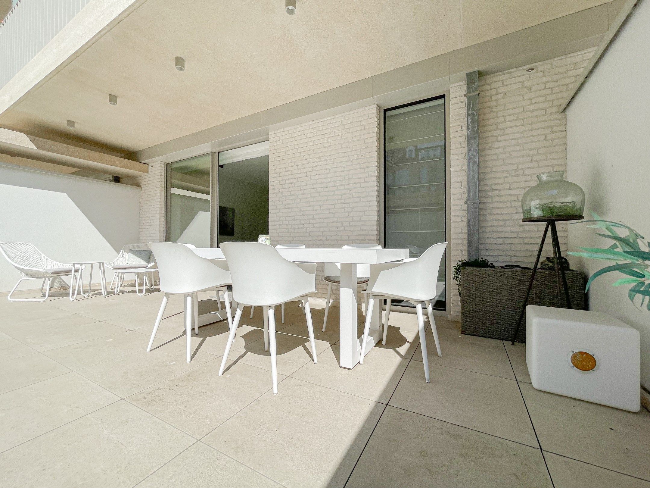 Subliem, luxueus tuinappartement met dubbele garage, rustig gelegen in een standingvolle residentie. foto 5
