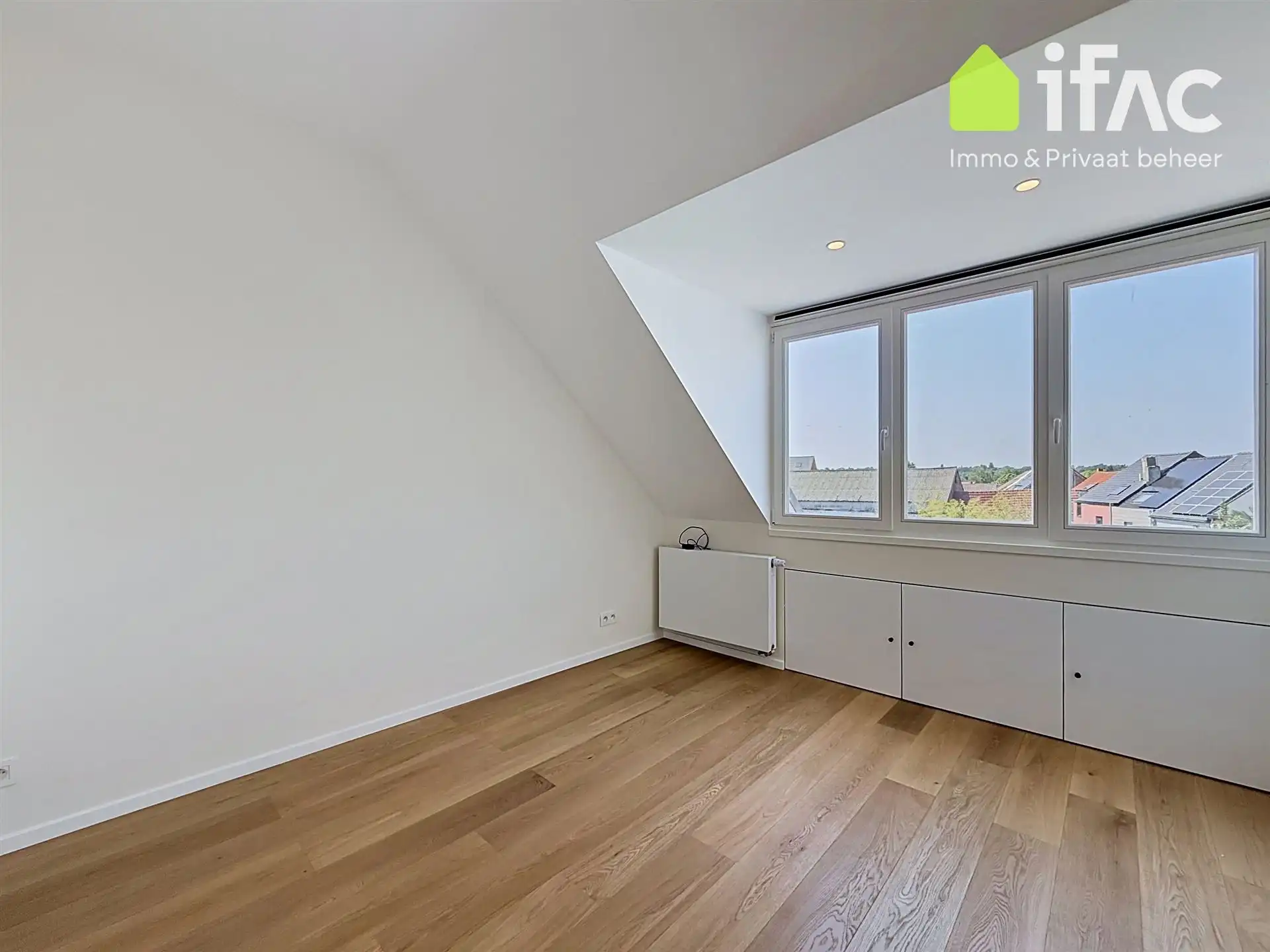 Lichtrijke gerenoveerde rijwoning met zonnig terras foto 12